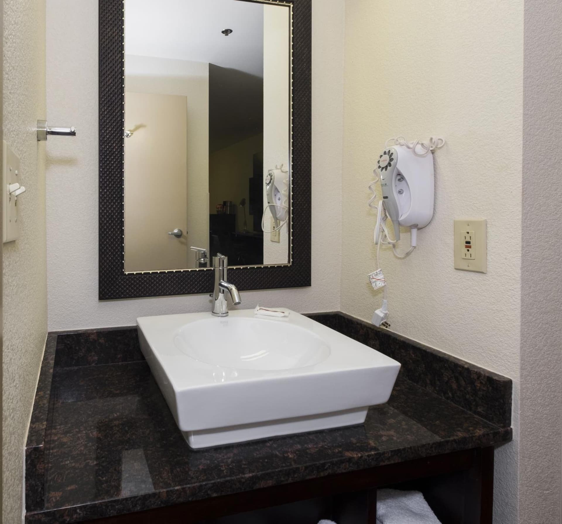 Red Roof Inn PLUS+ Columbus Downtown - Convention Center gallery photo in Columbus, OH — image 17