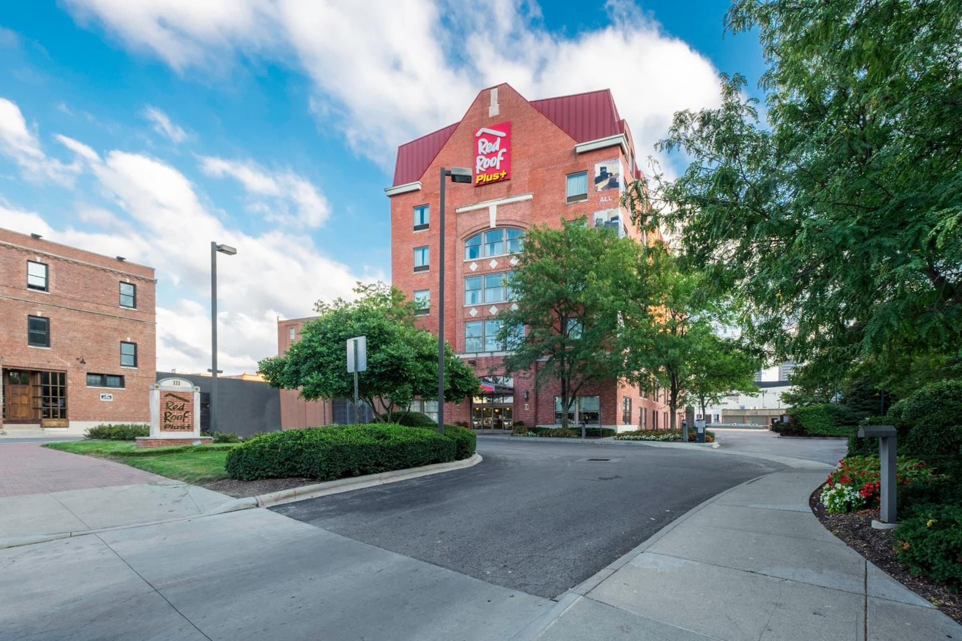 Red Roof Inn PLUS+ Columbus Downtown - Convention Center interior in Columbus, OH — gallery photo 2