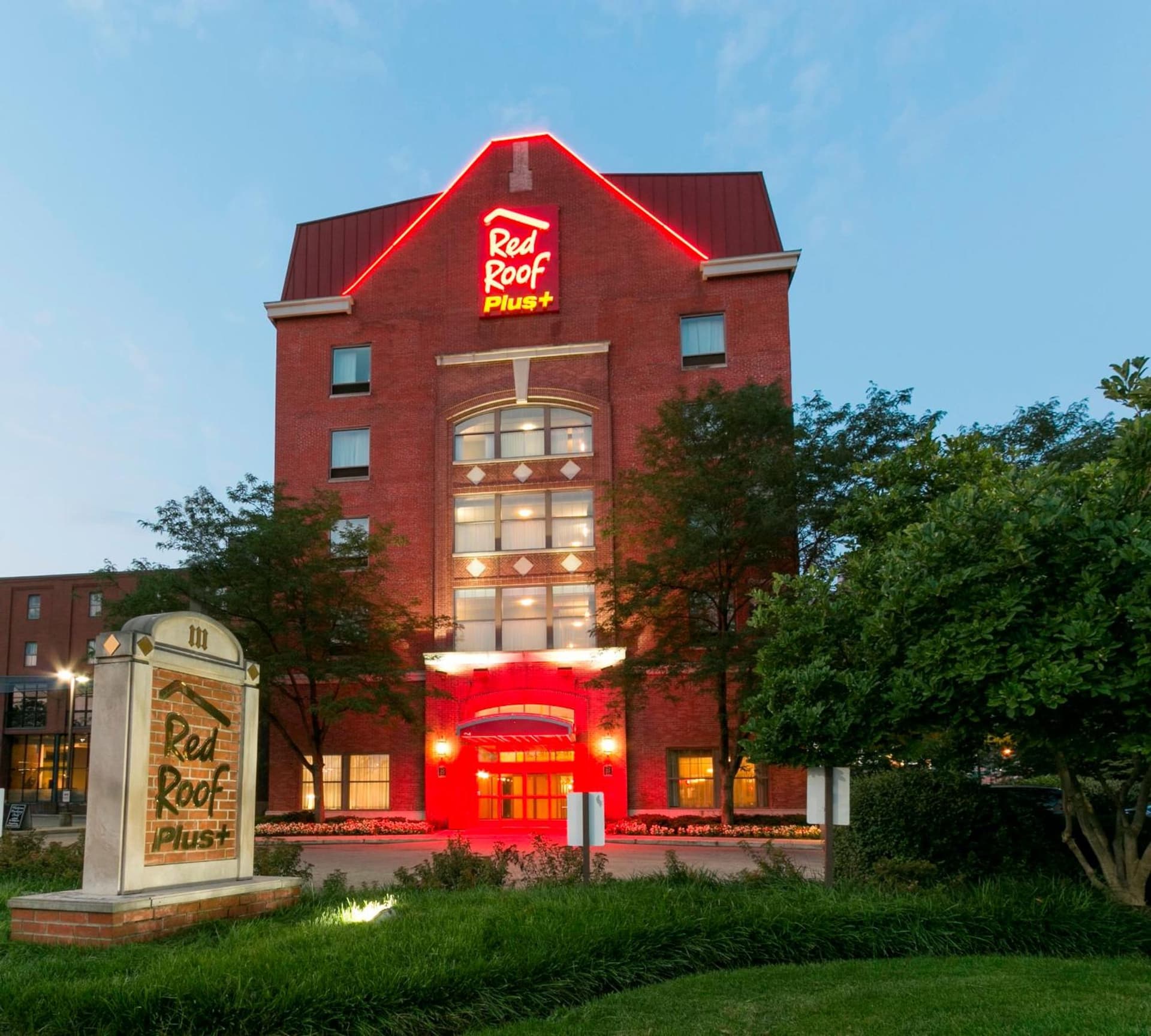 Red Roof Inn PLUS+ Columbus Downtown - Convention Center property views in Columbus, OH — gallery photo 3