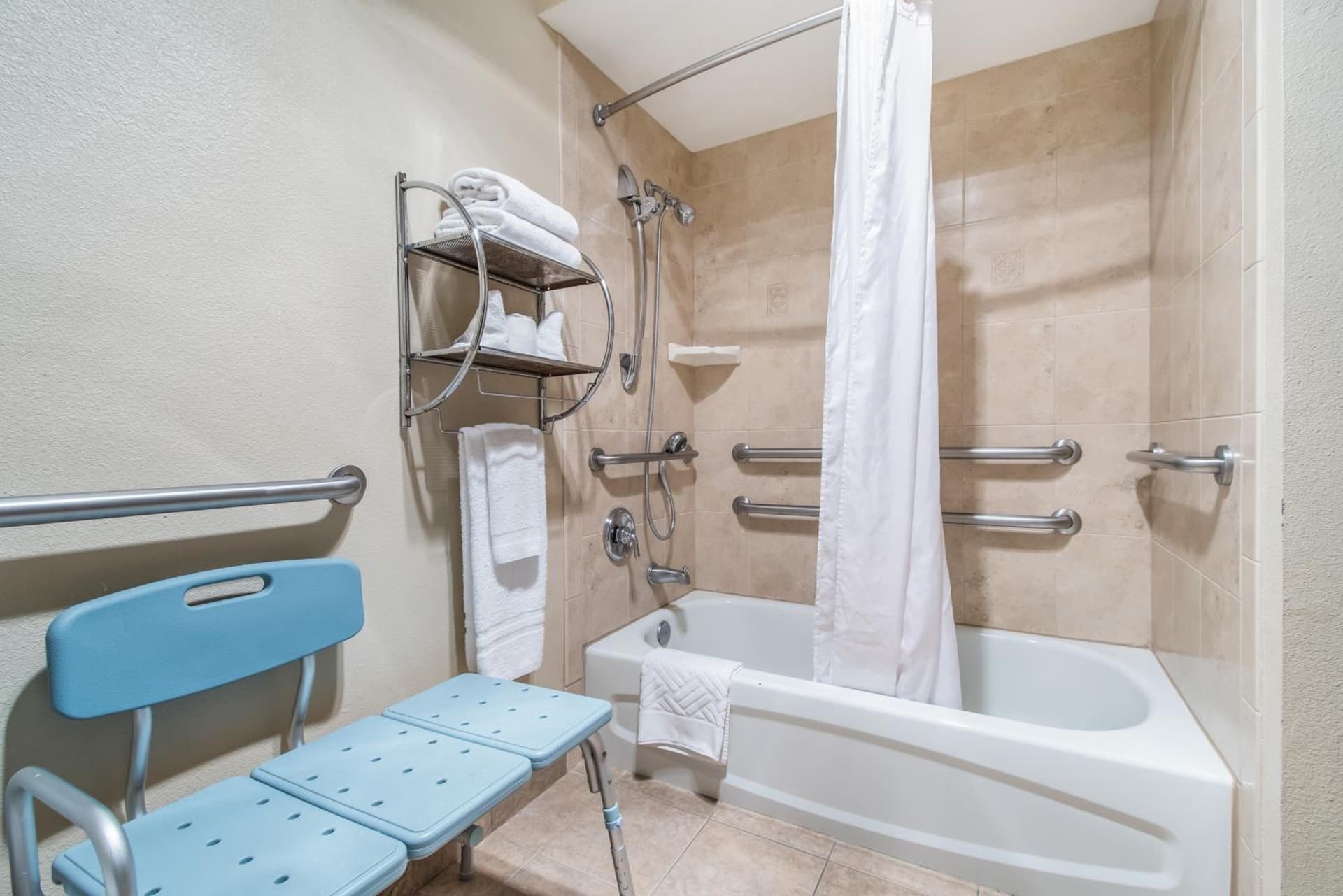 Red Lion Inn & Suites Vancouver interior in Vancouver, WA — gallery photo 2