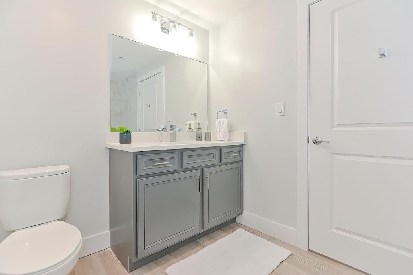 Harbourtown Suites on Plymouth Harbor interior in Plymouth — gallery photo 2