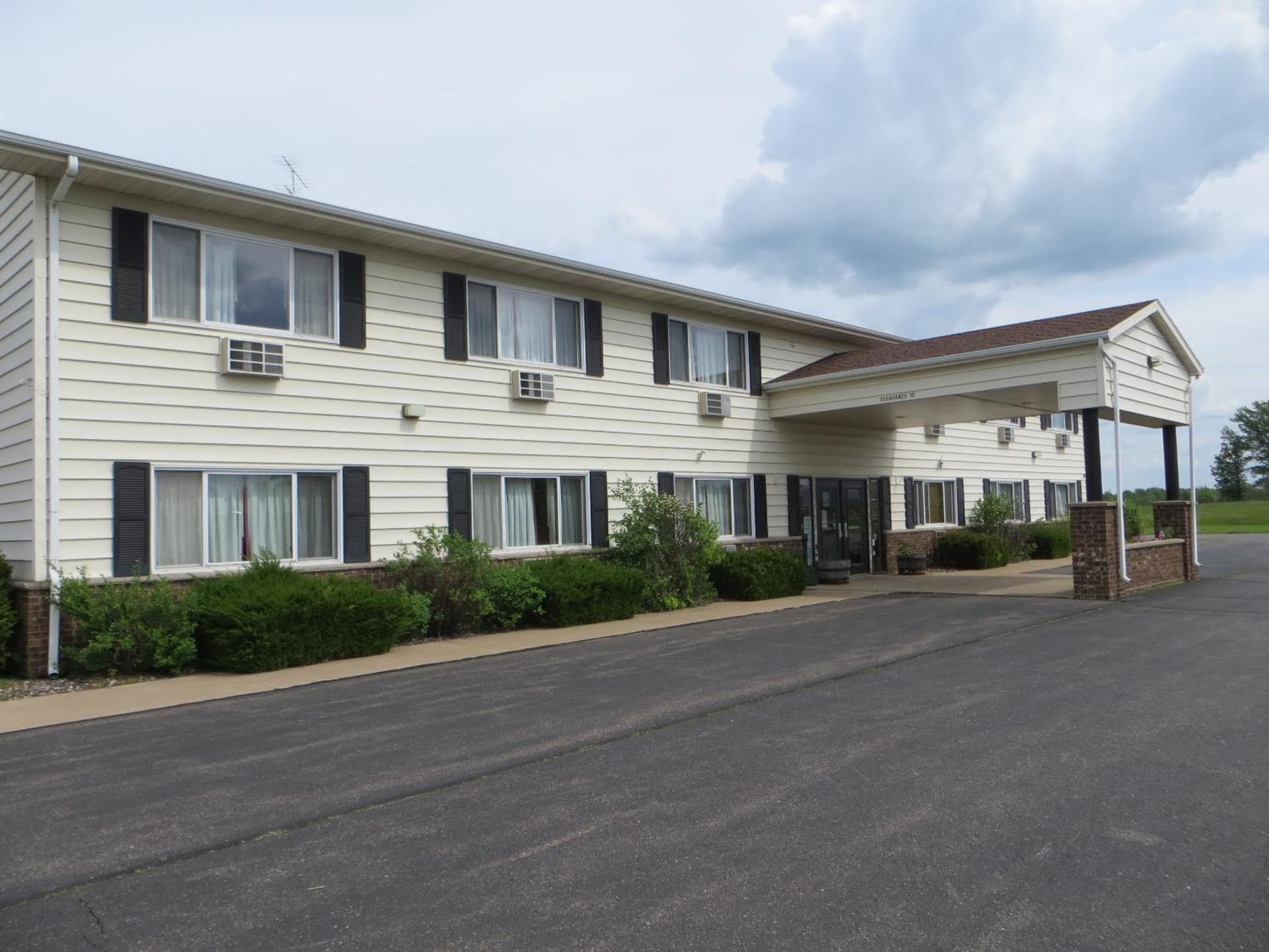 AmeriVu Inn featured exterior or lobby in Prentice, WI — similar hotel
