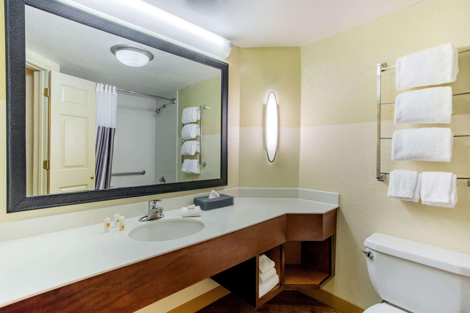 La Quinta by Wyndham Raleigh Crabtree gallery photo in Raleigh, NC — image 19