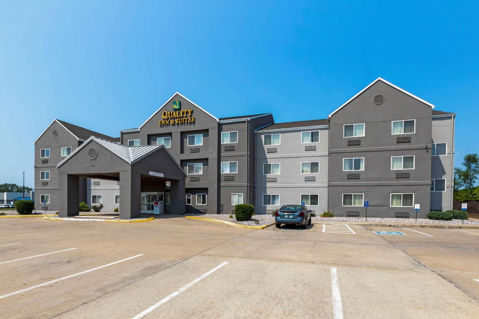 Quality Inn & Suites Keokuk North interior in Keokuk, IA — gallery photo 2