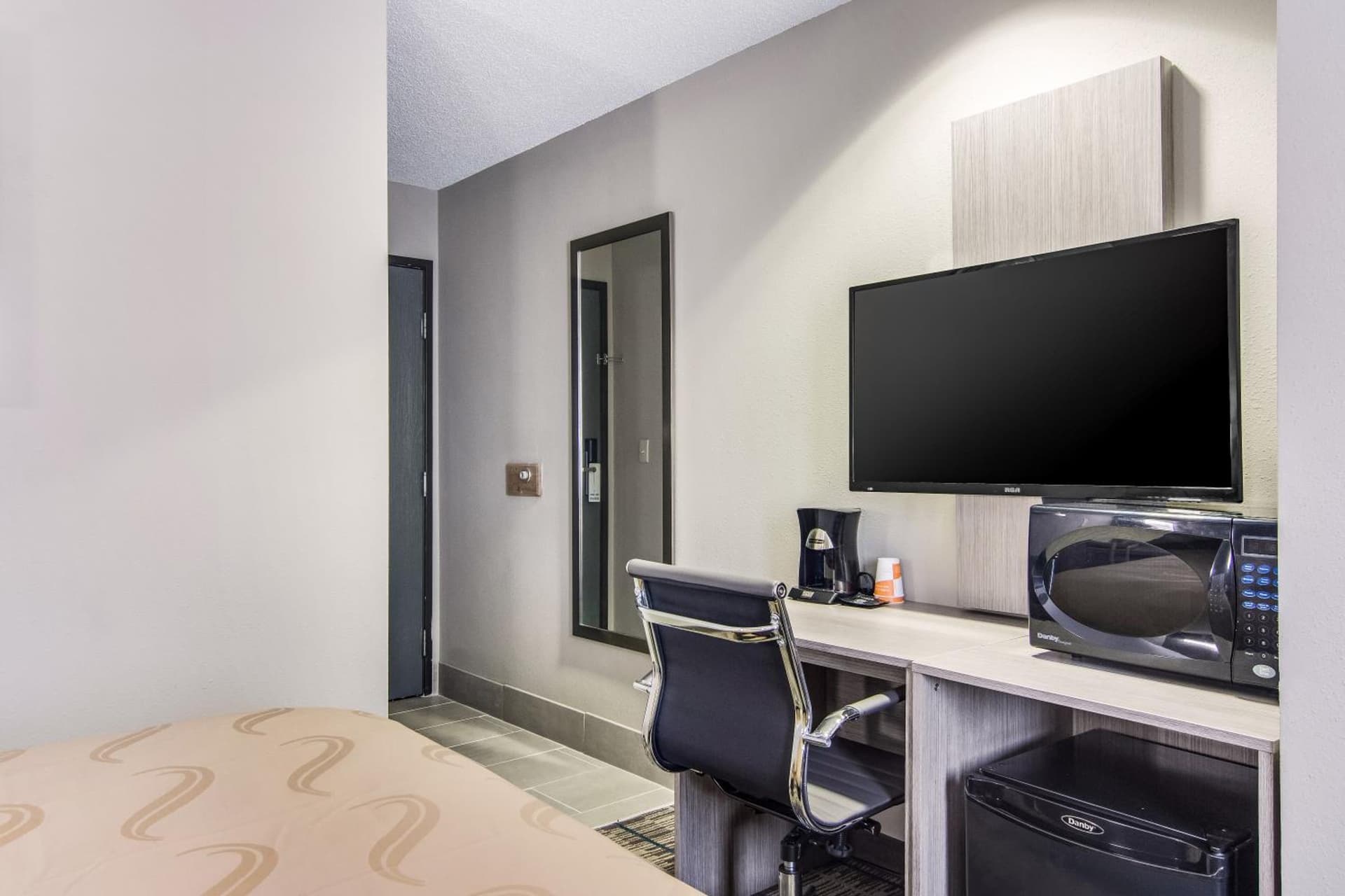 Quality Inn & Suites Grove City-Outlet Mall gallery photo in Grove City, PA — image 23
