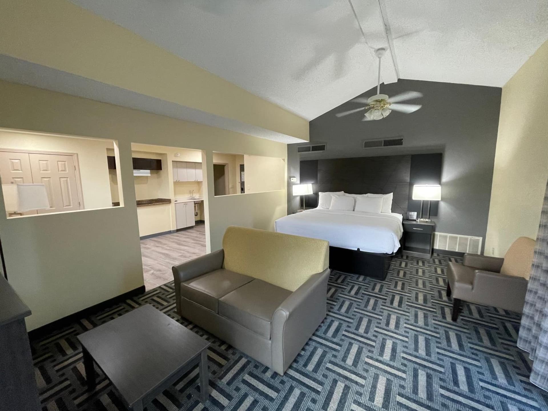 Baymont by Wyndham Indianapolis Airport Lynhurst gallery photo in Indianapolis, IN — image 33