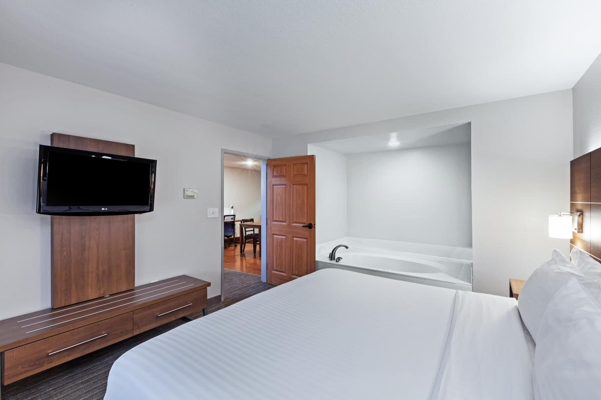 Holiday Inn Express & Suites Tulsa S Broken Arrow Hwy 51 by IHG gallery photo in Broken Arrow, OK — image 24