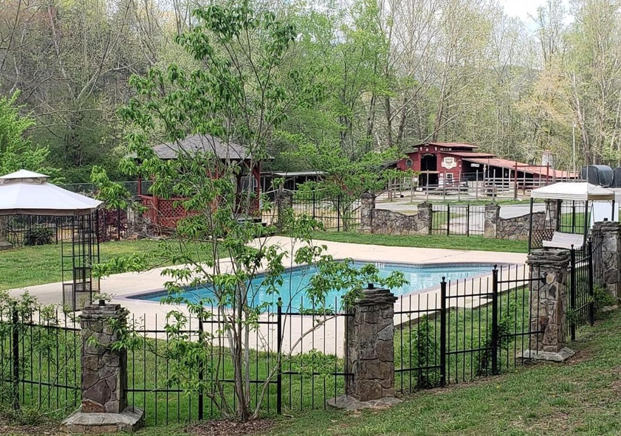 Forrest Hills Mountain Resort interior in Dahlonega, GA — gallery photo 2