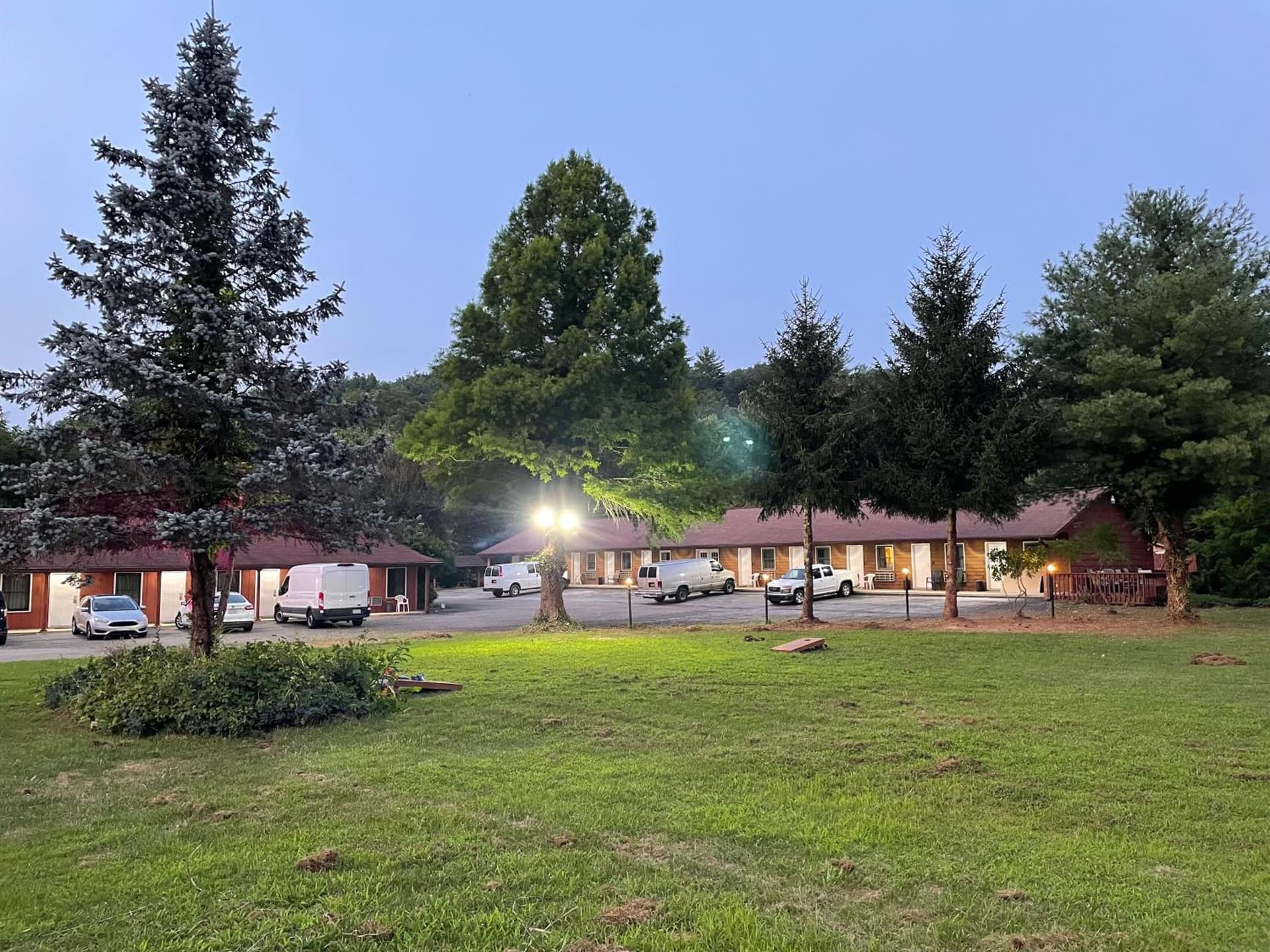PINE VALLEY MOTEL featured exterior or lobby in Spruce Pine, NC — similar hotel