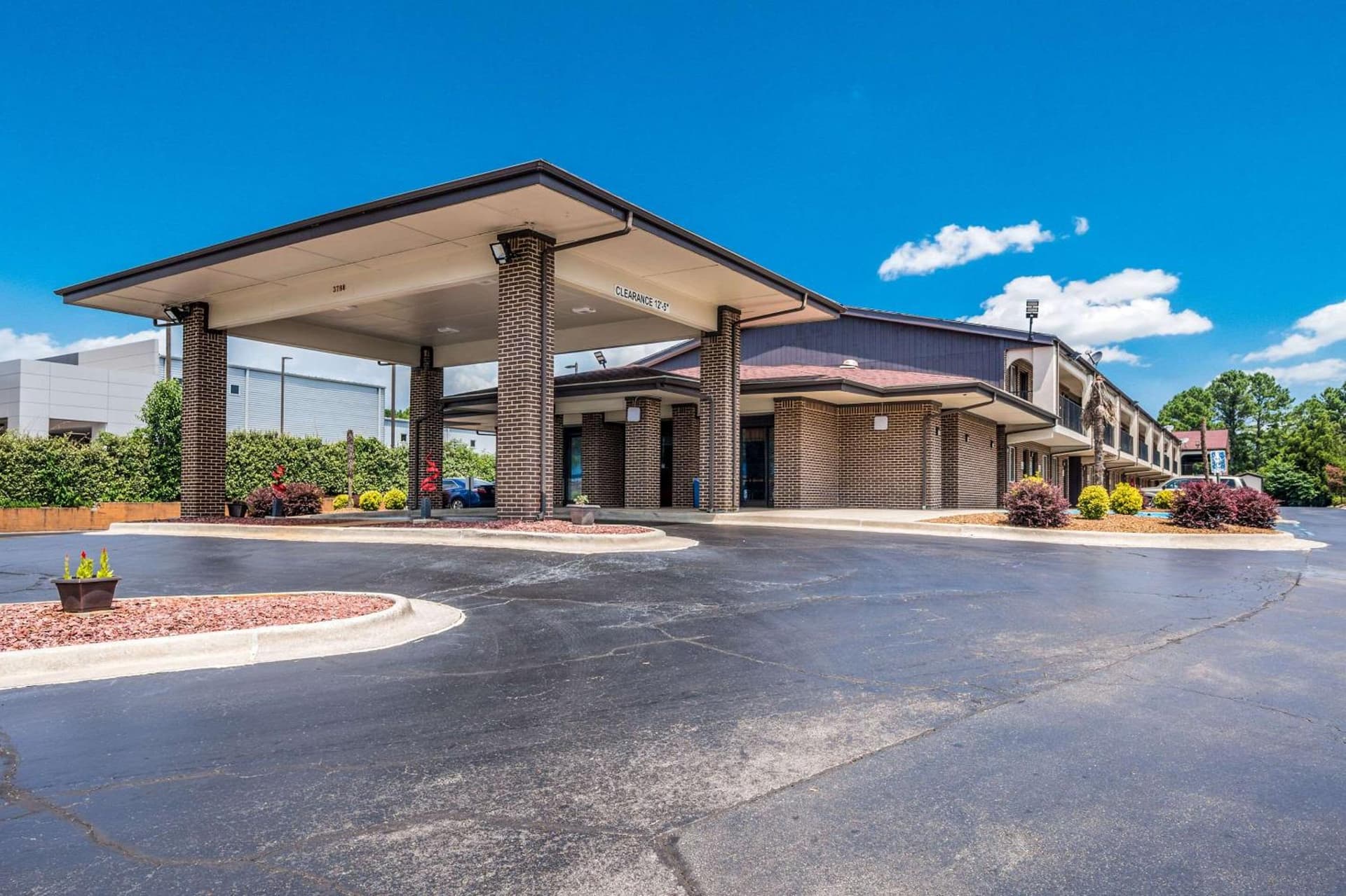 Econo Lodge Inn & Suites Huntsville University Area property views in Huntsville, AL — gallery photo 3