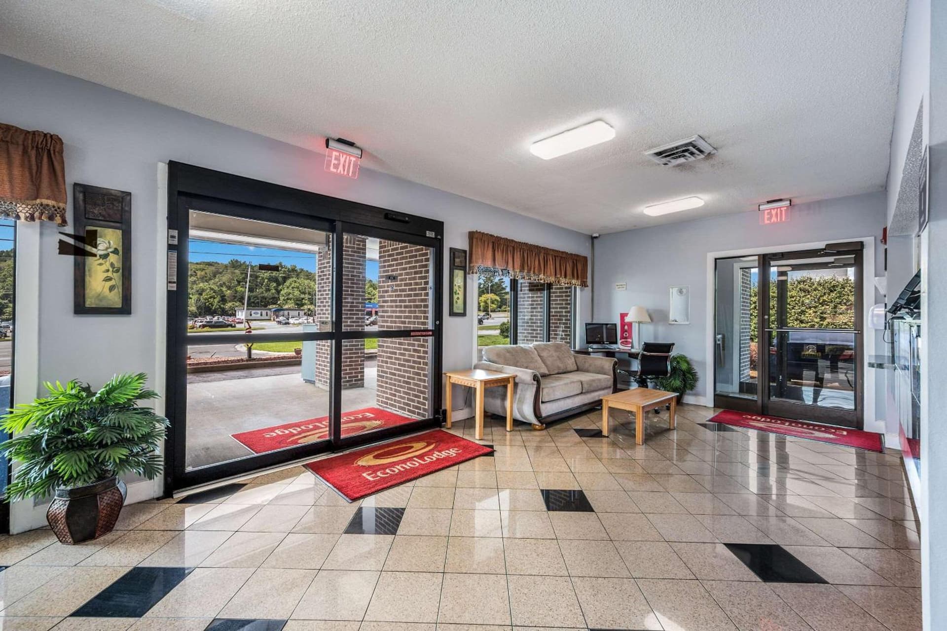 Econo Lodge Inn & Suites Huntsville University Area gallery photo in Huntsville, AL — image 38