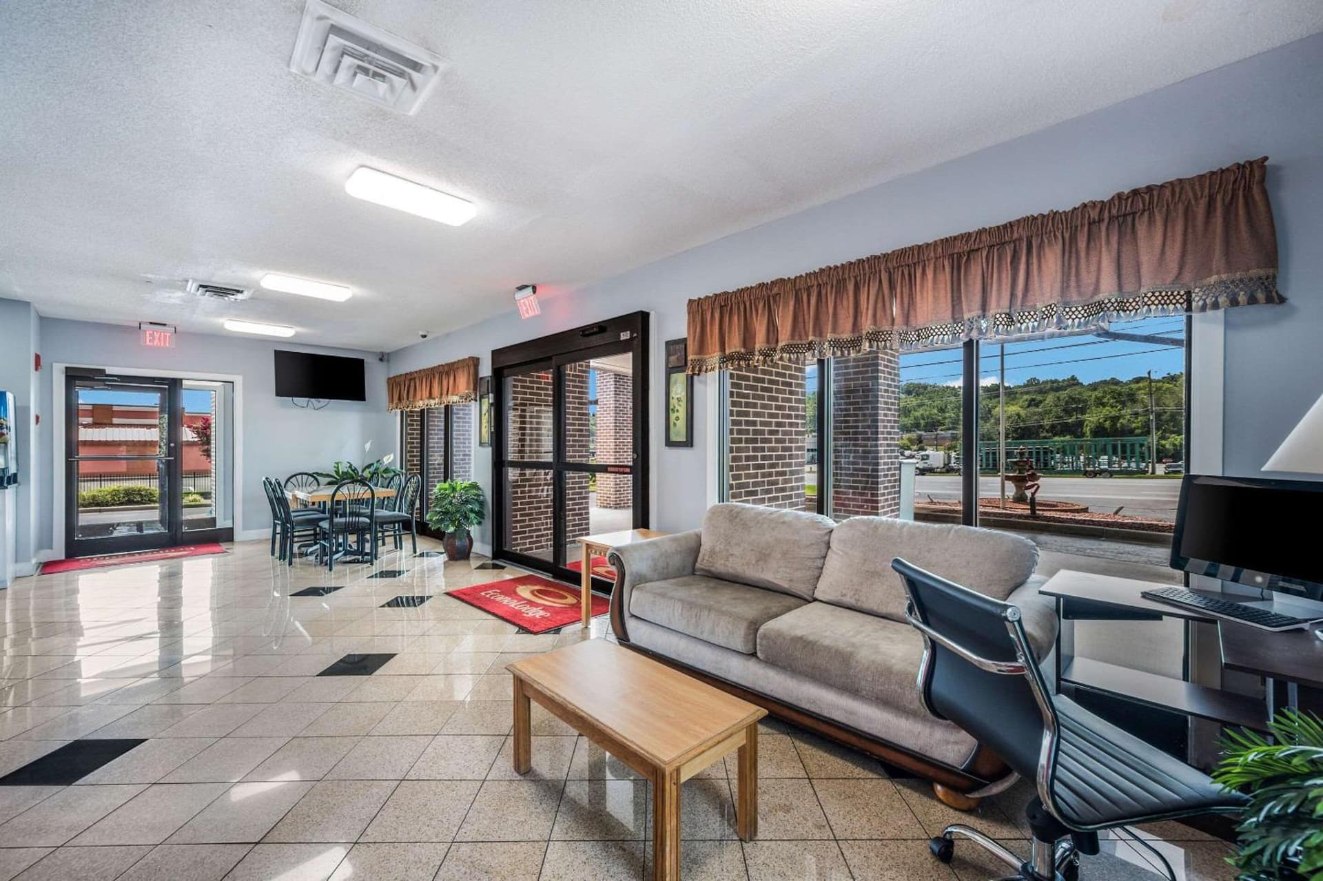 Econo Lodge Inn & Suites Huntsville University Area gallery photo in Huntsville, AL — image 20