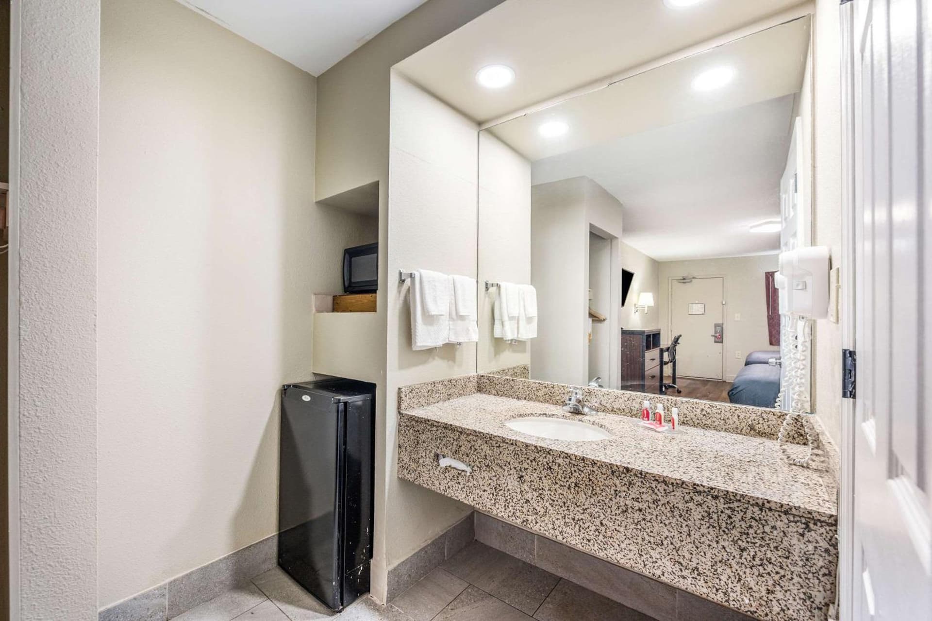 Econo Lodge Inn & Suites Huntsville University Area gallery photo in Huntsville, AL — image 13