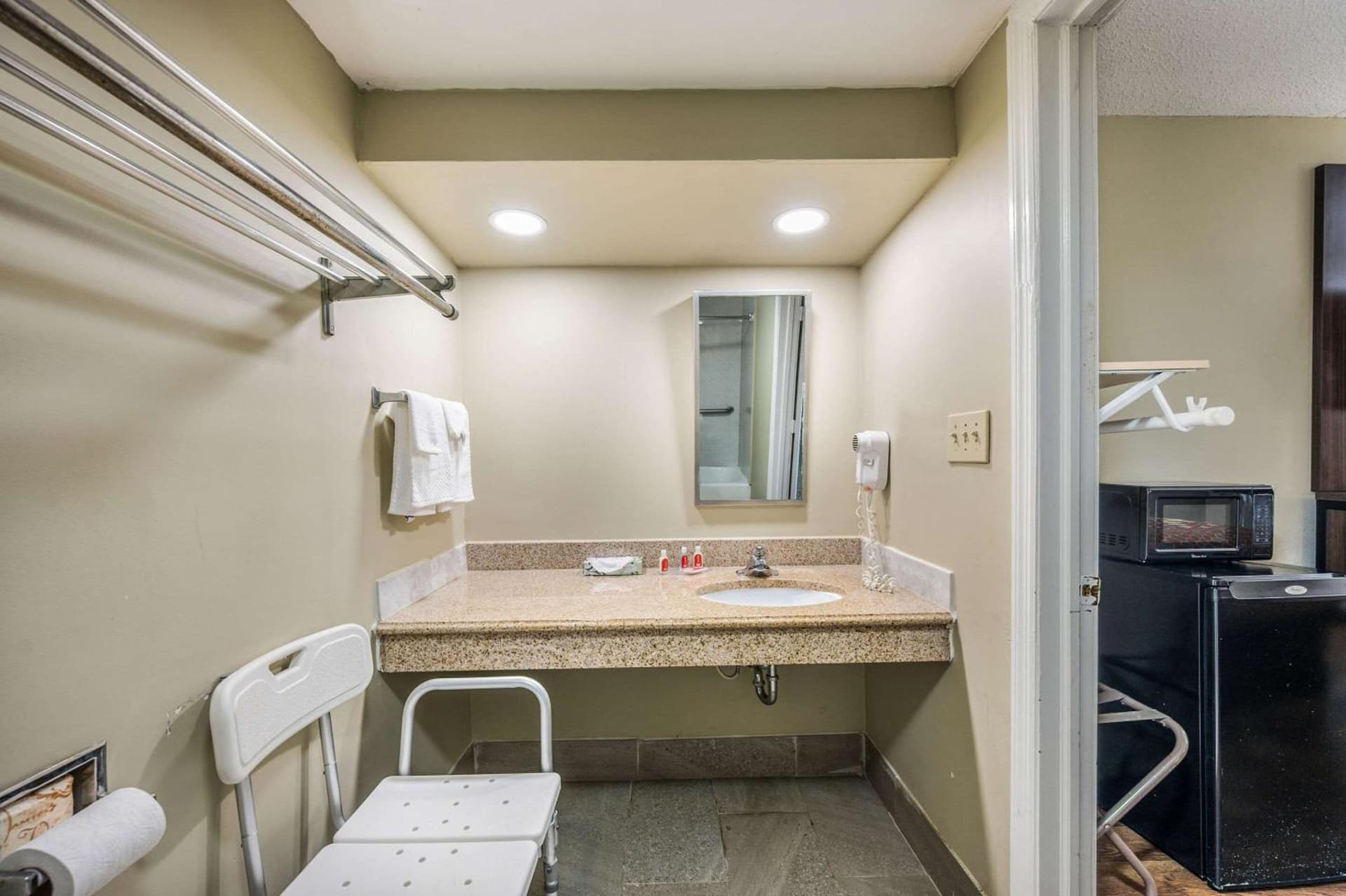 Econo Lodge Inn & Suites Huntsville University Area gallery photo in Huntsville, AL — image 41