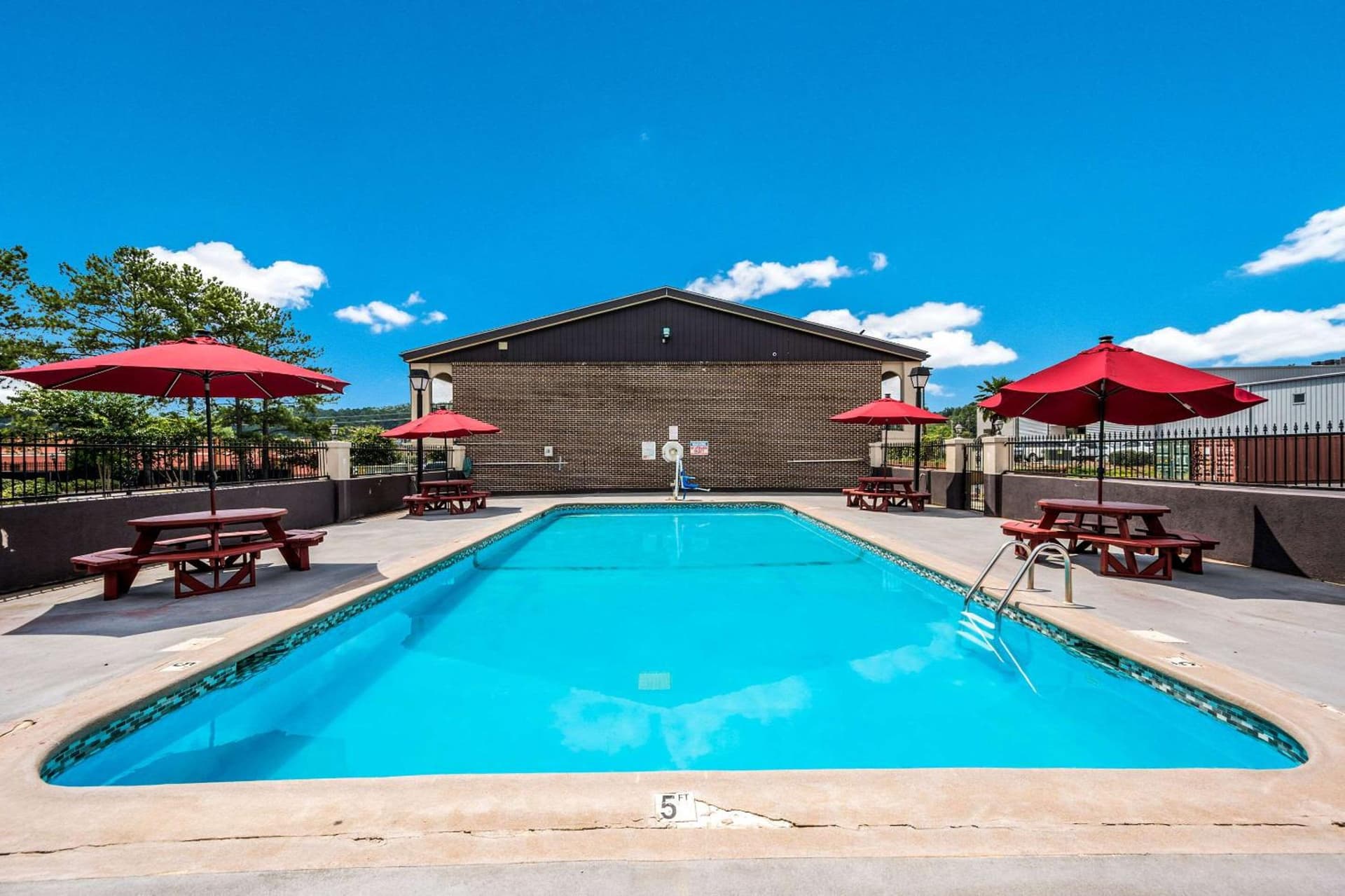 Econo Lodge Inn & Suites Huntsville University Area gallery photo in Huntsville, AL — image 18