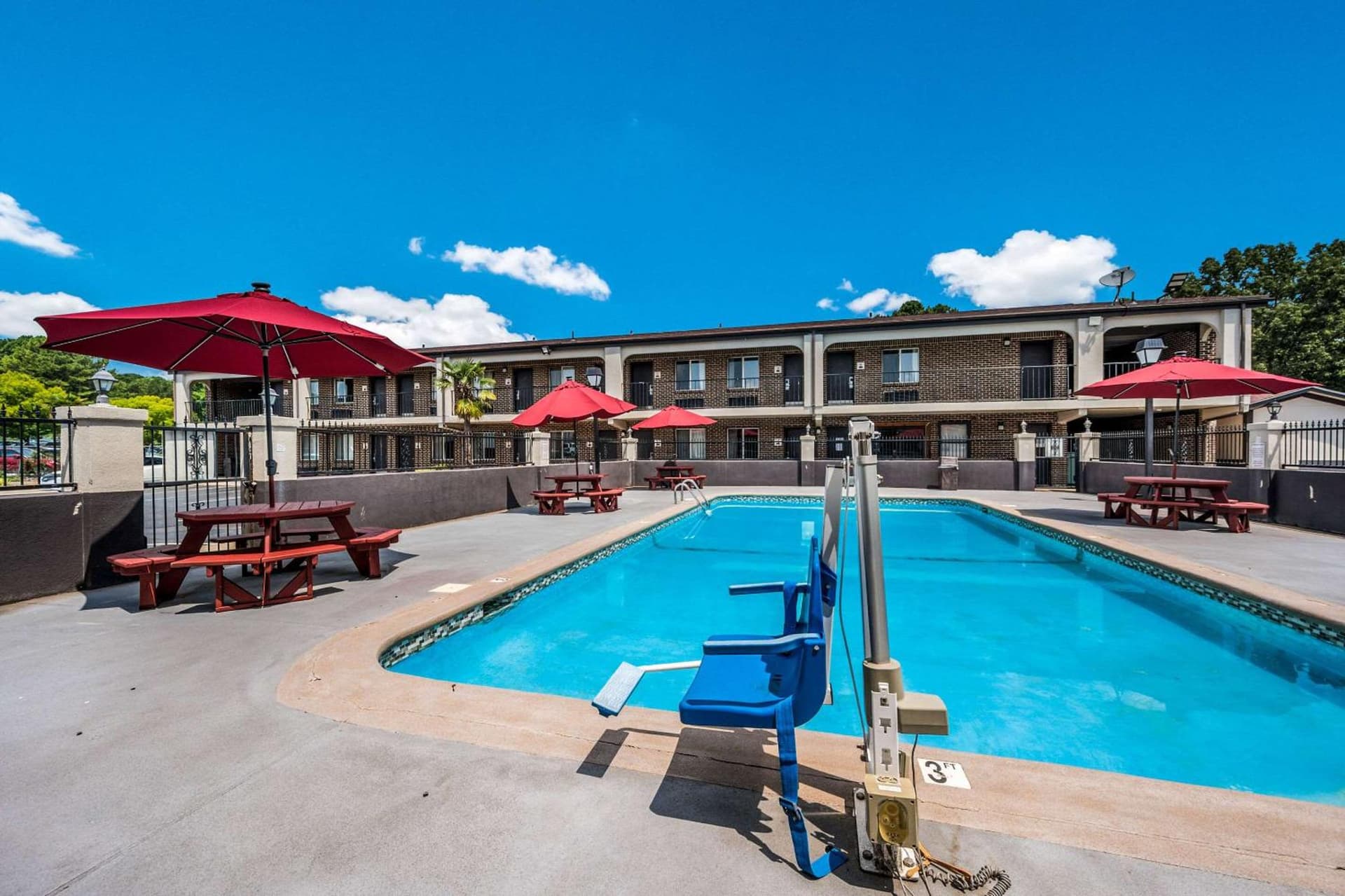 Econo Lodge Inn & Suites Huntsville University Area gallery photo in Huntsville, AL — image 14