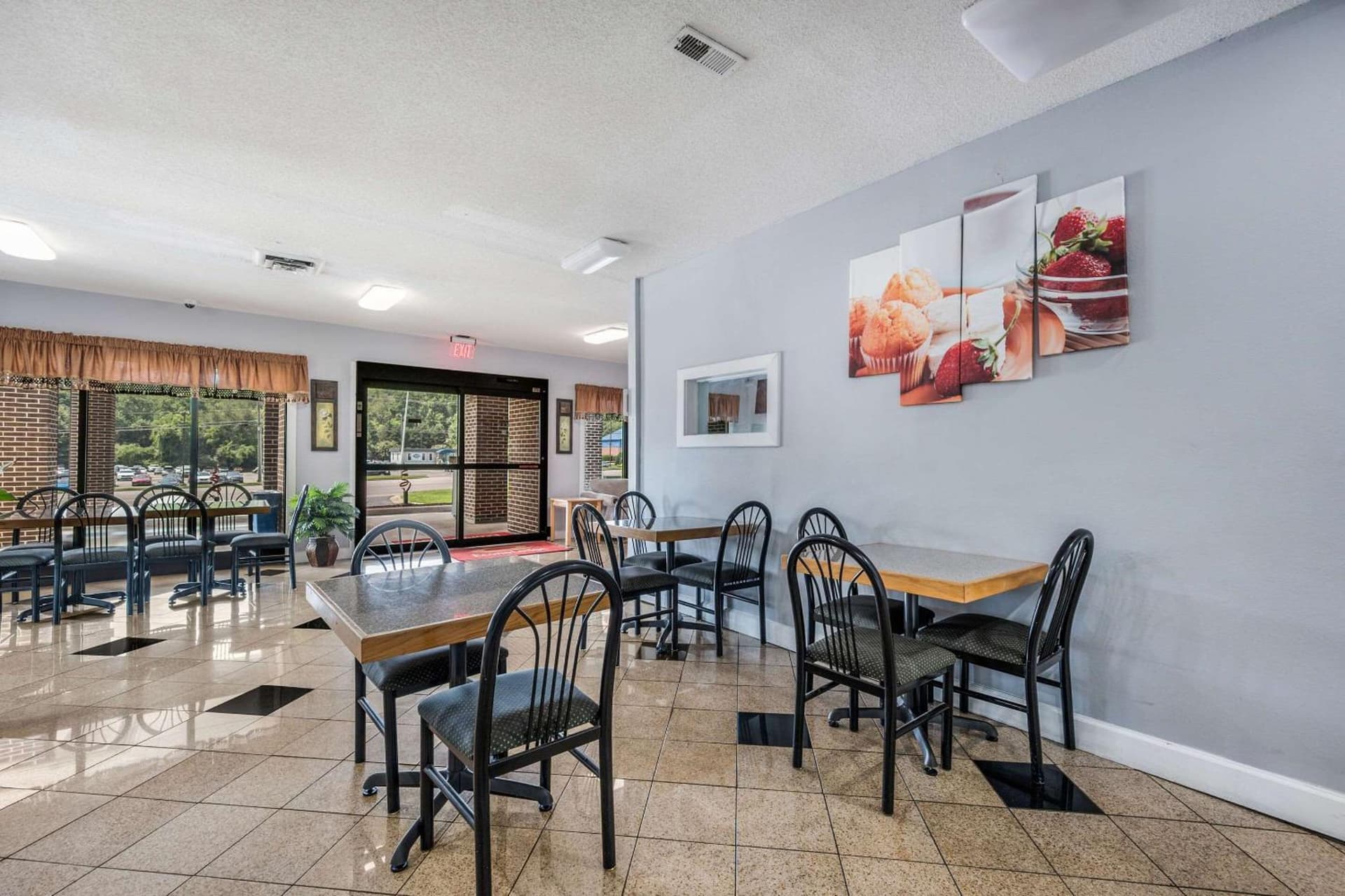 Econo Lodge Inn & Suites Huntsville University Area gallery photo in Huntsville, AL — image 23