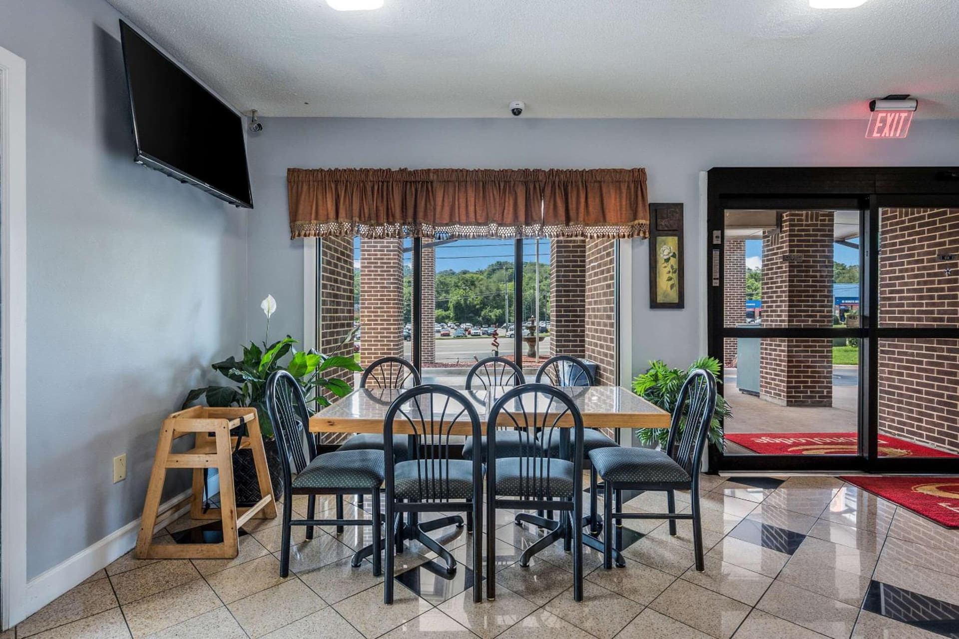 Econo Lodge Inn & Suites Huntsville University Area gallery photo in Huntsville, AL — image 7