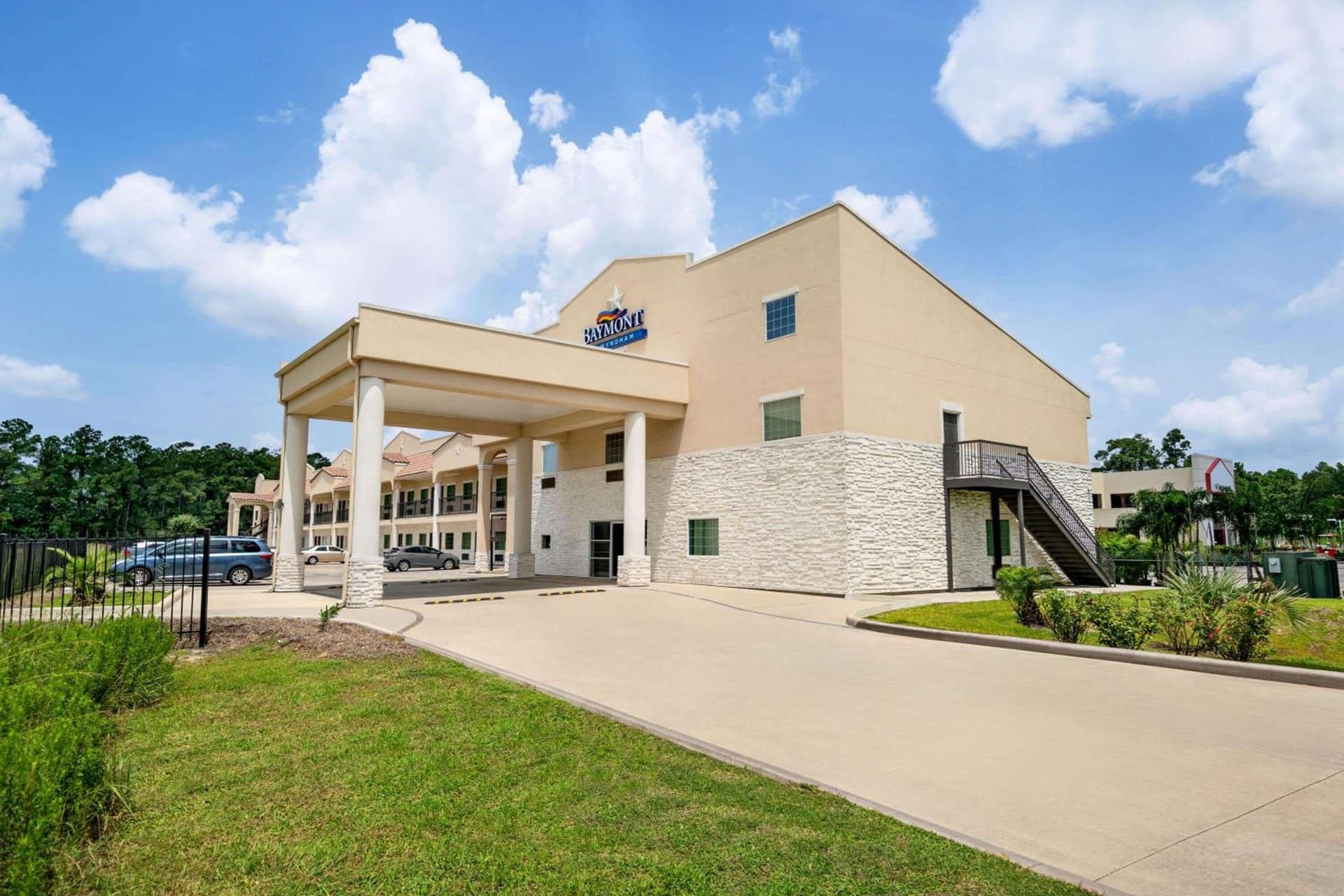 Baymont by Wyndham Kingwood interior in Kingwood, TX — gallery photo 2