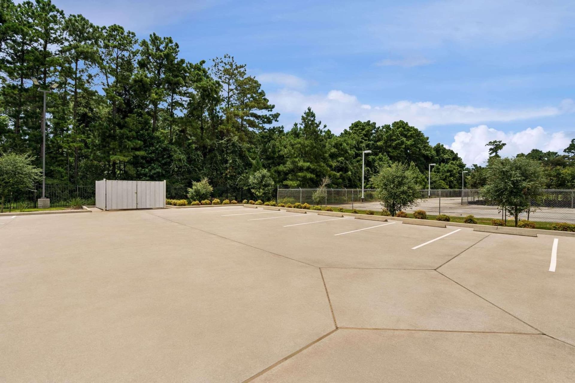 Baymont by Wyndham Kingwood property views in Kingwood, TX — gallery photo 3