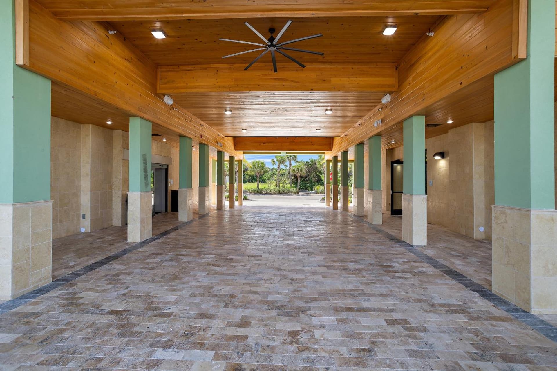 Holiday Inn Express St. Augustine - Vilano Beach by IHG interior in St. Augustine, FL — gallery photo 2