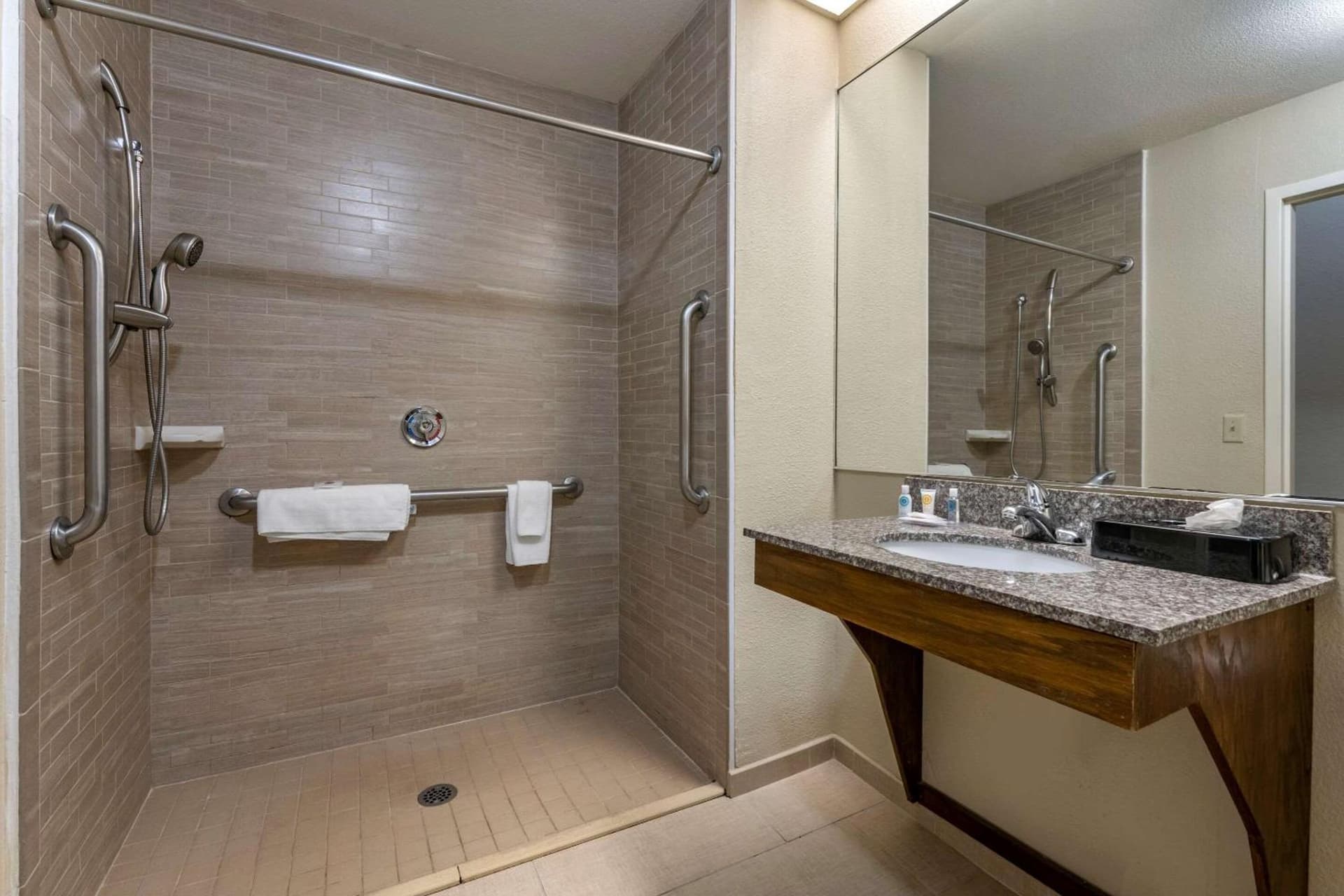 Comfort Inn & Suites DeLand - near University gallery photo in DeLand, FL — image 18
