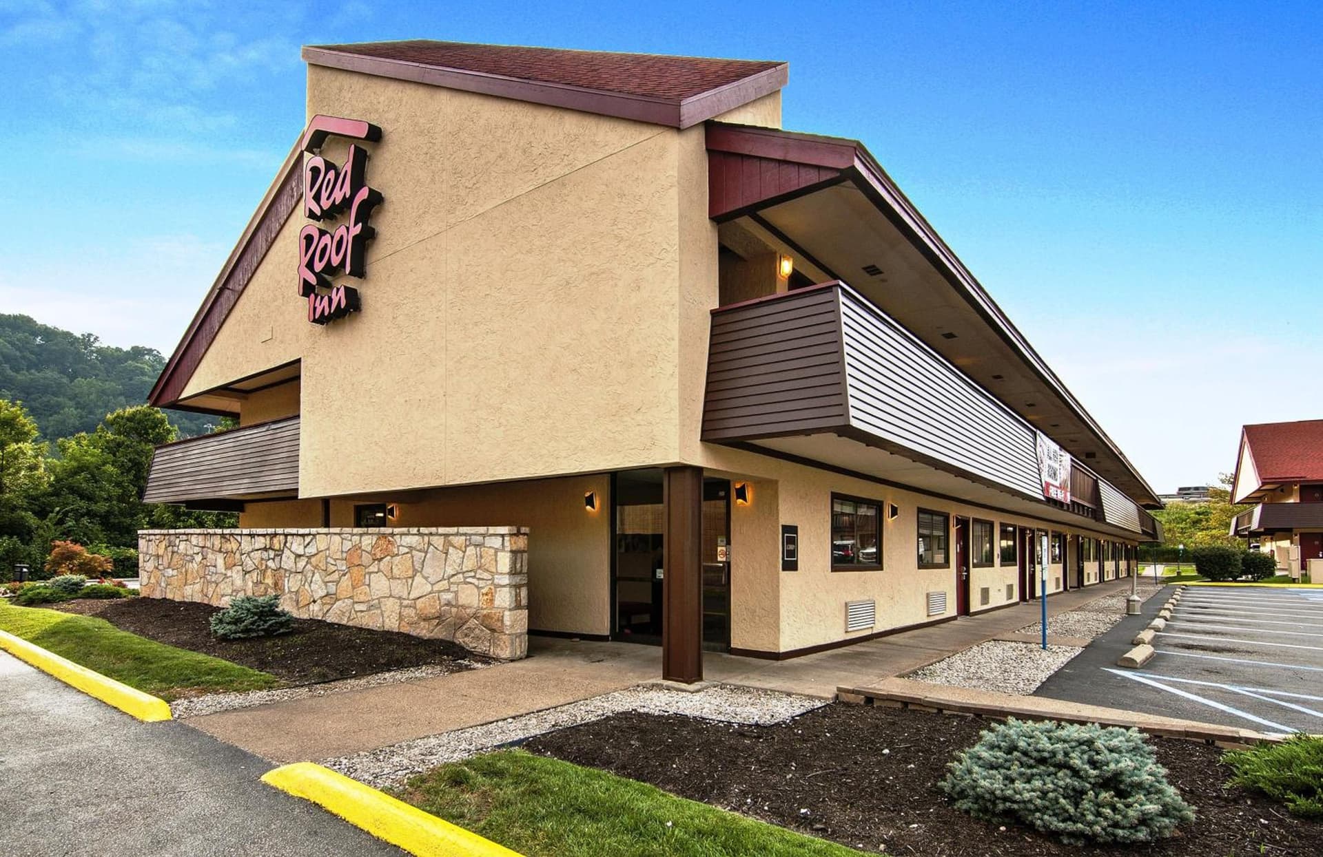 Red Roof Inn Charleston - Kanawha City, WV featured exterior or lobby in Charleston, WV — similar hotel
