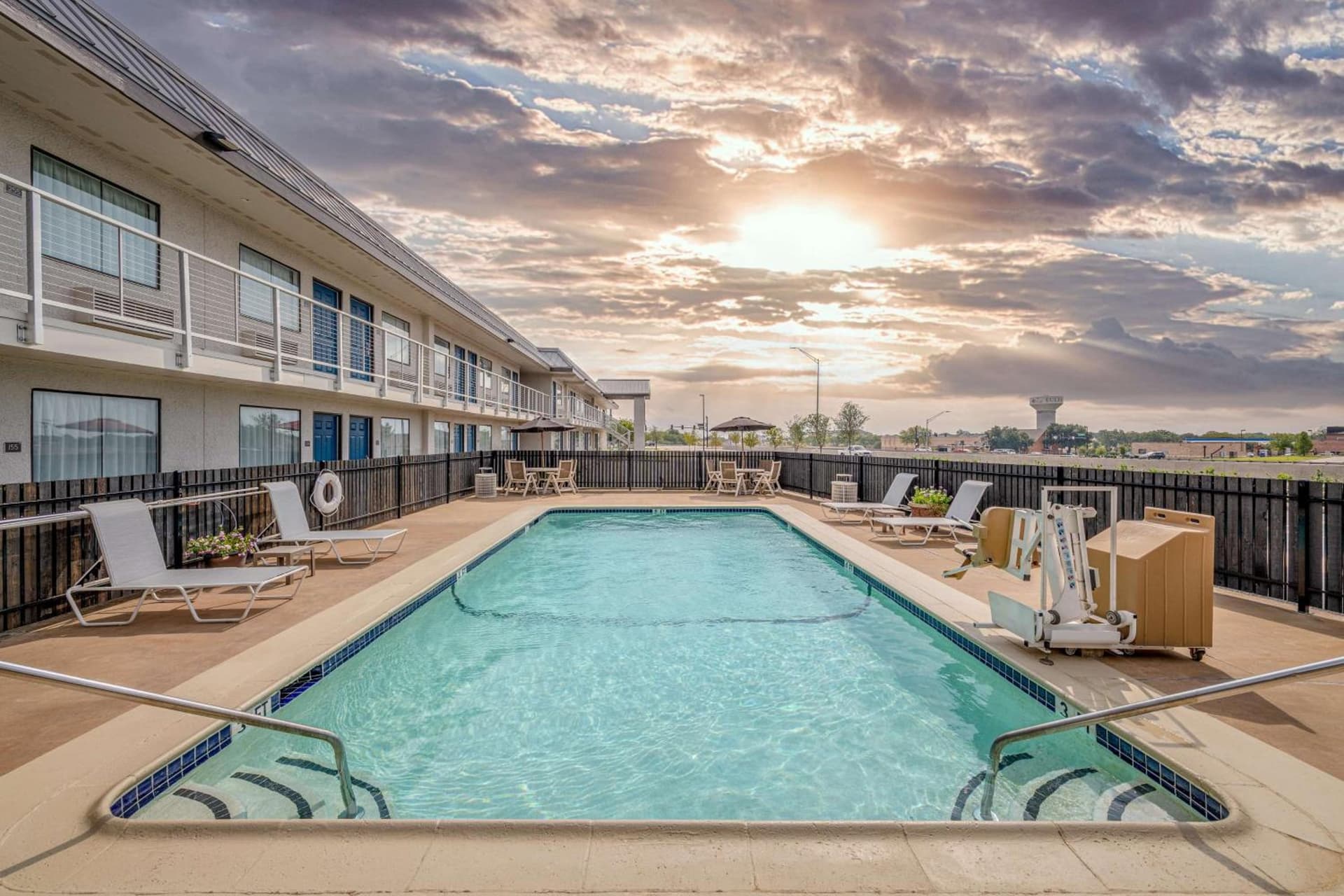 Motel 6-Euless, TX - Dallas interior in Euless, TX — gallery photo 2