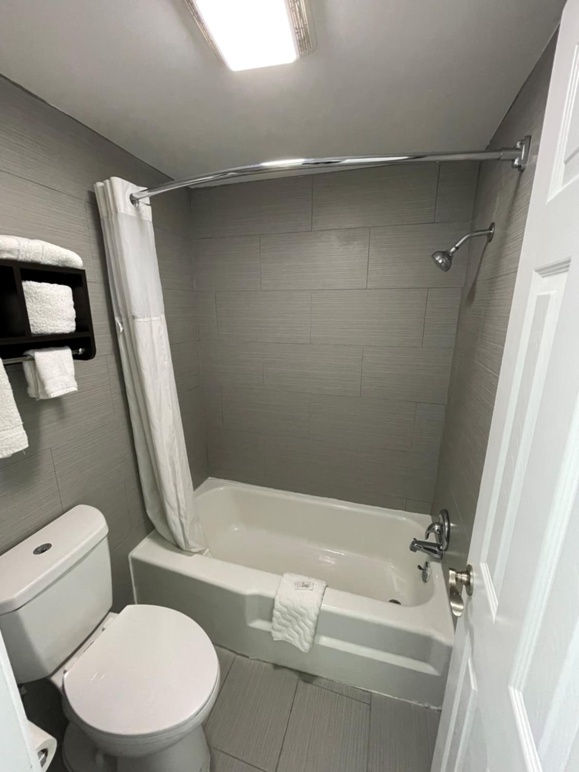 Days Inn by Wyndham Calhoun GA I-75 and US-41 interior in Calhoun, GA — gallery photo 2