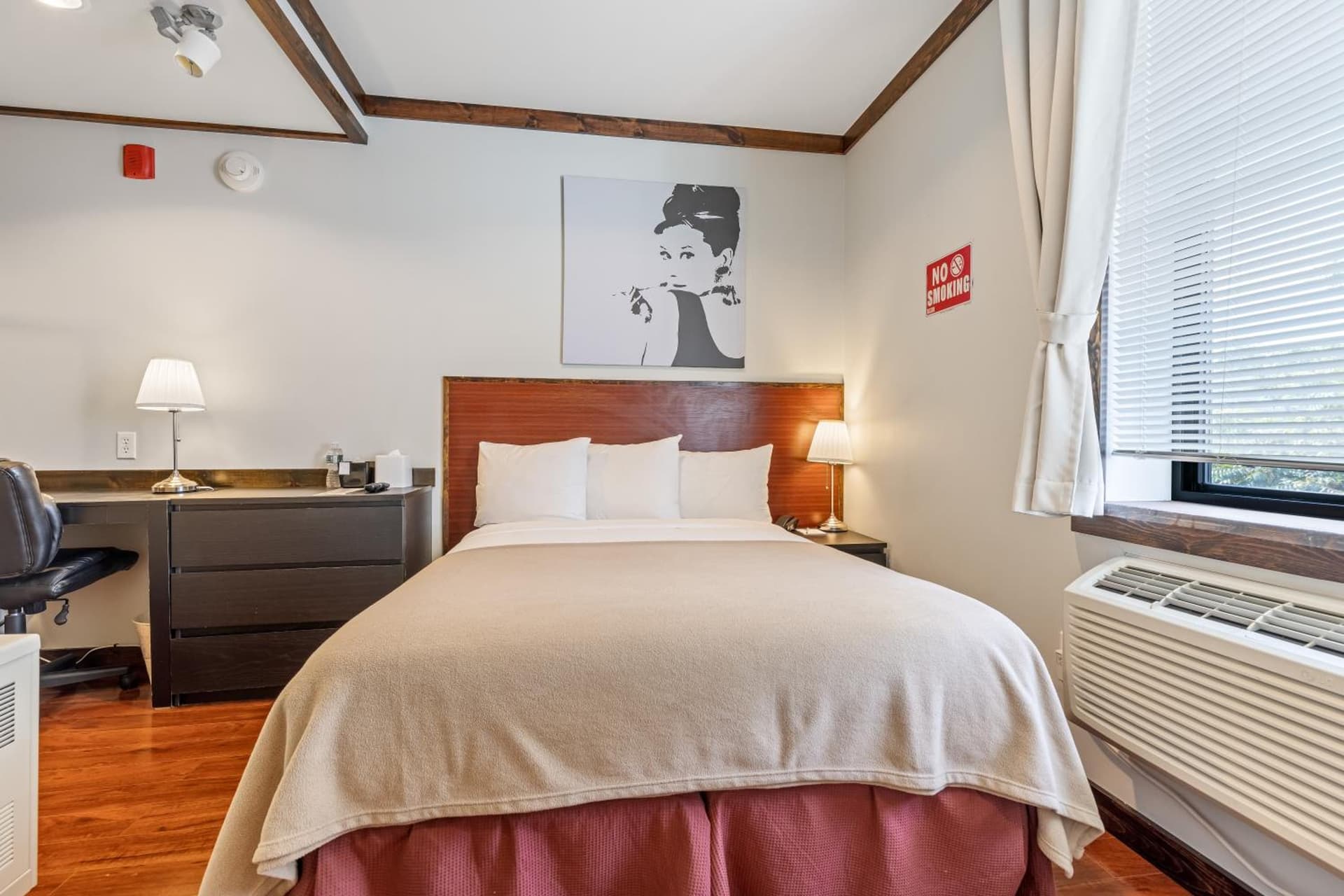 LIC Hotel interior in Queens, NY — gallery photo 2