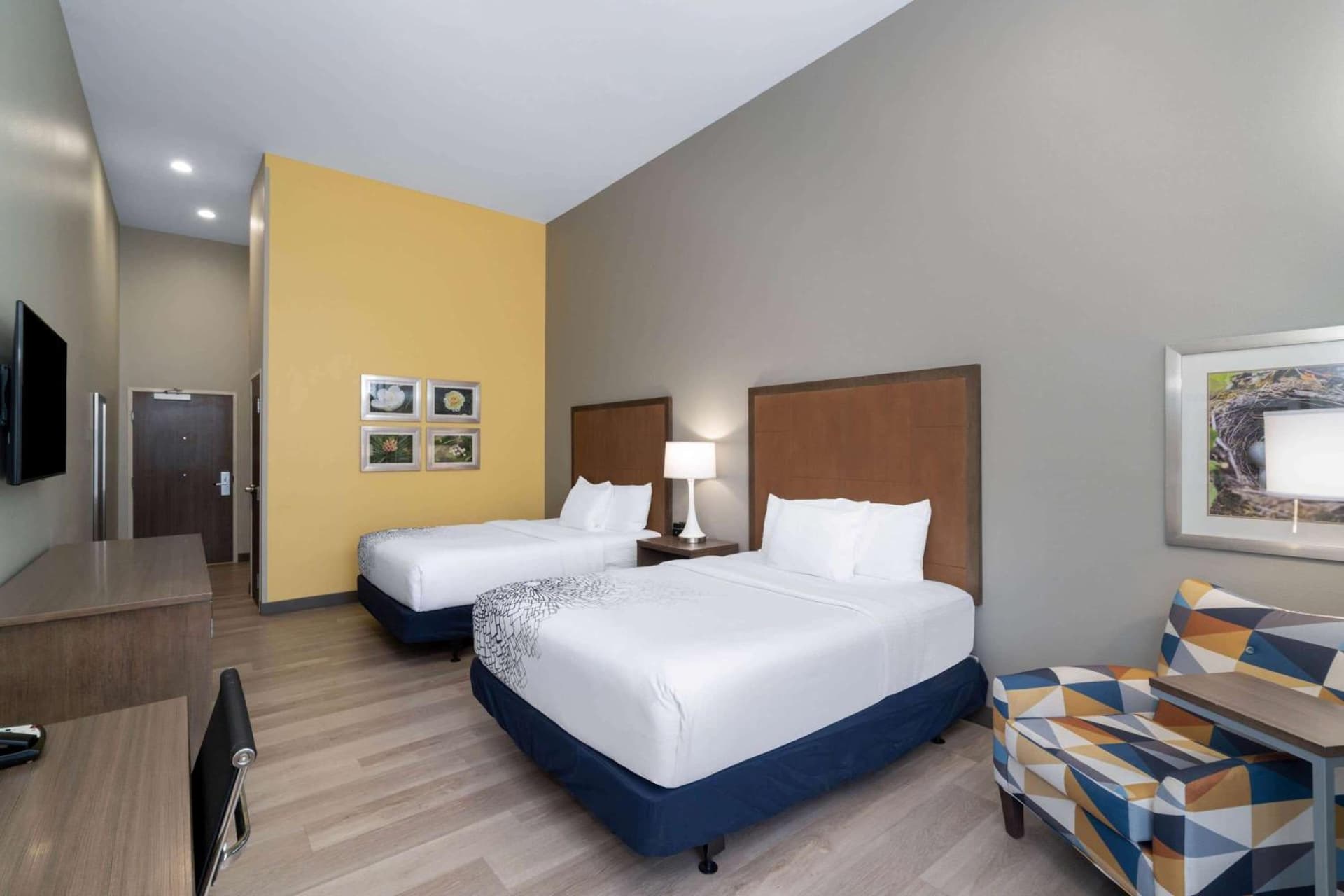 La Quinta Inn & Suites by Wyndham Tifton interior in Tifton, GA — gallery photo 2