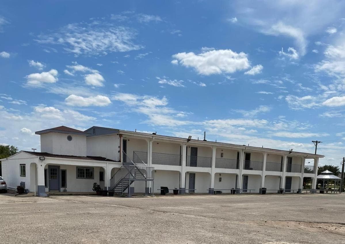 Dilley executive inn interior in Dilley, TX — gallery photo 2