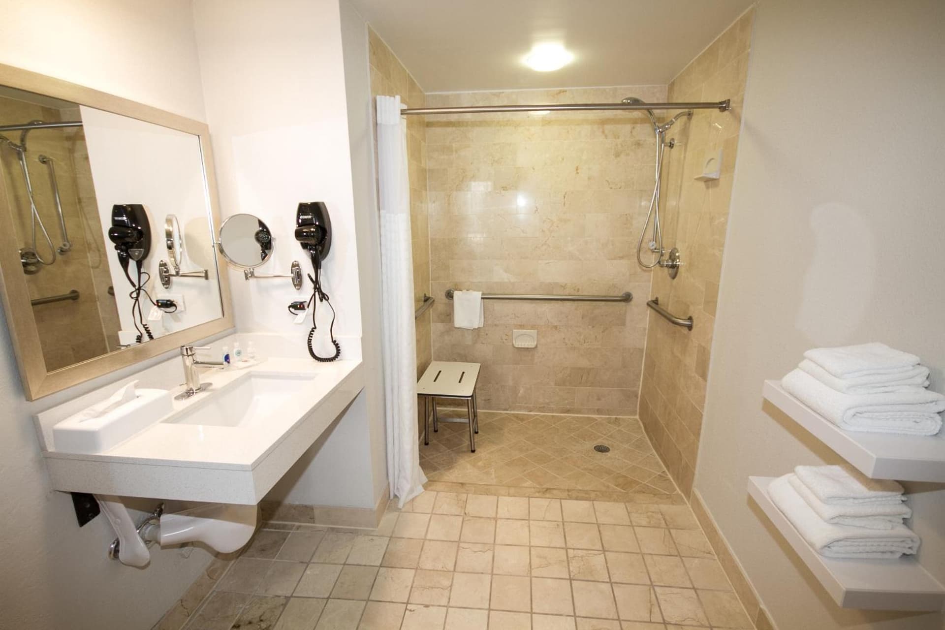 Comfort Inn & Suites Downtown Brickell-Port of Miami gallery photo in Miami, FL — image 42