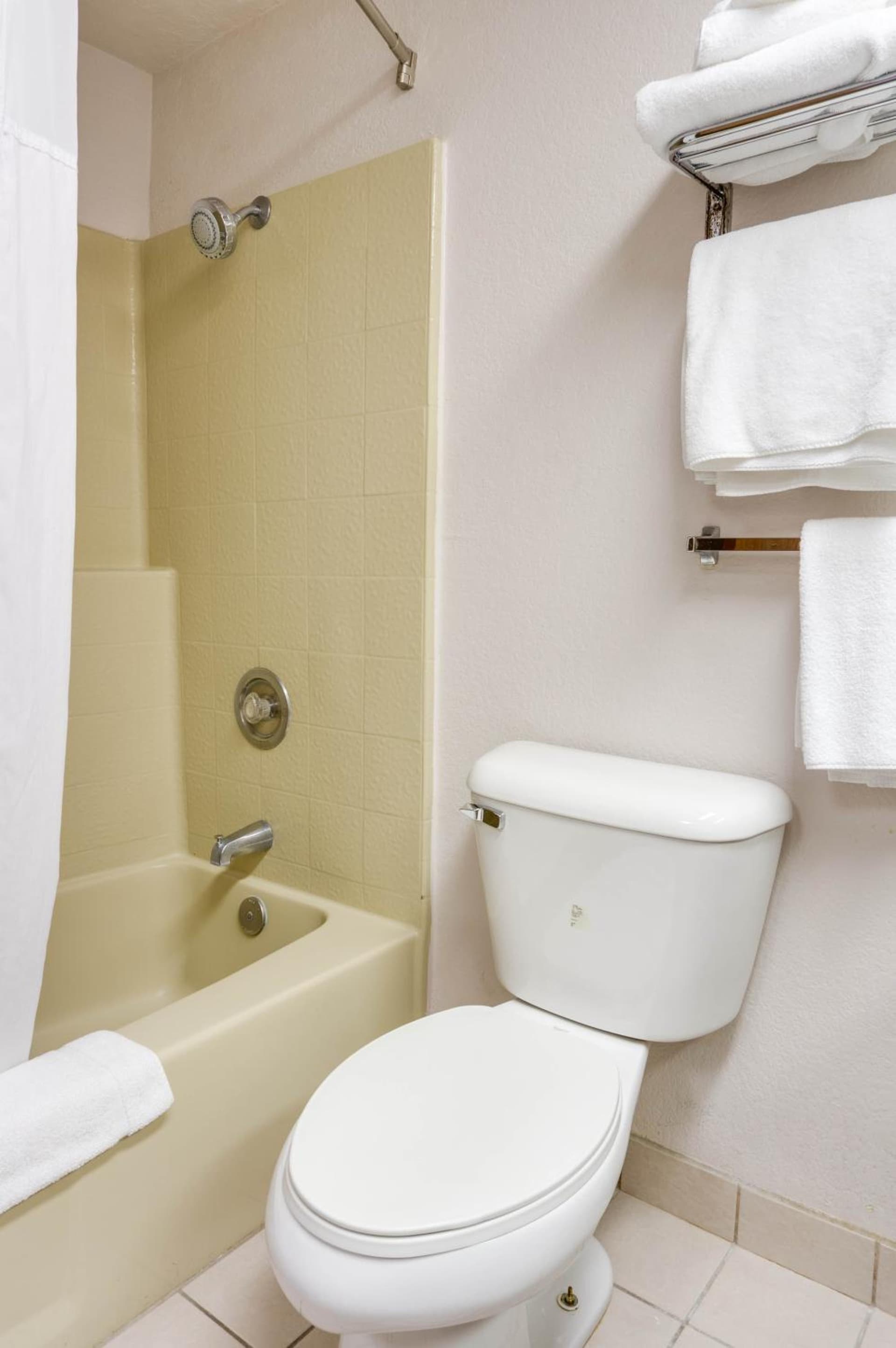 Days Inn & Suites by Wyndham Fullerton gallery photo in Fullerton, CA — image 5