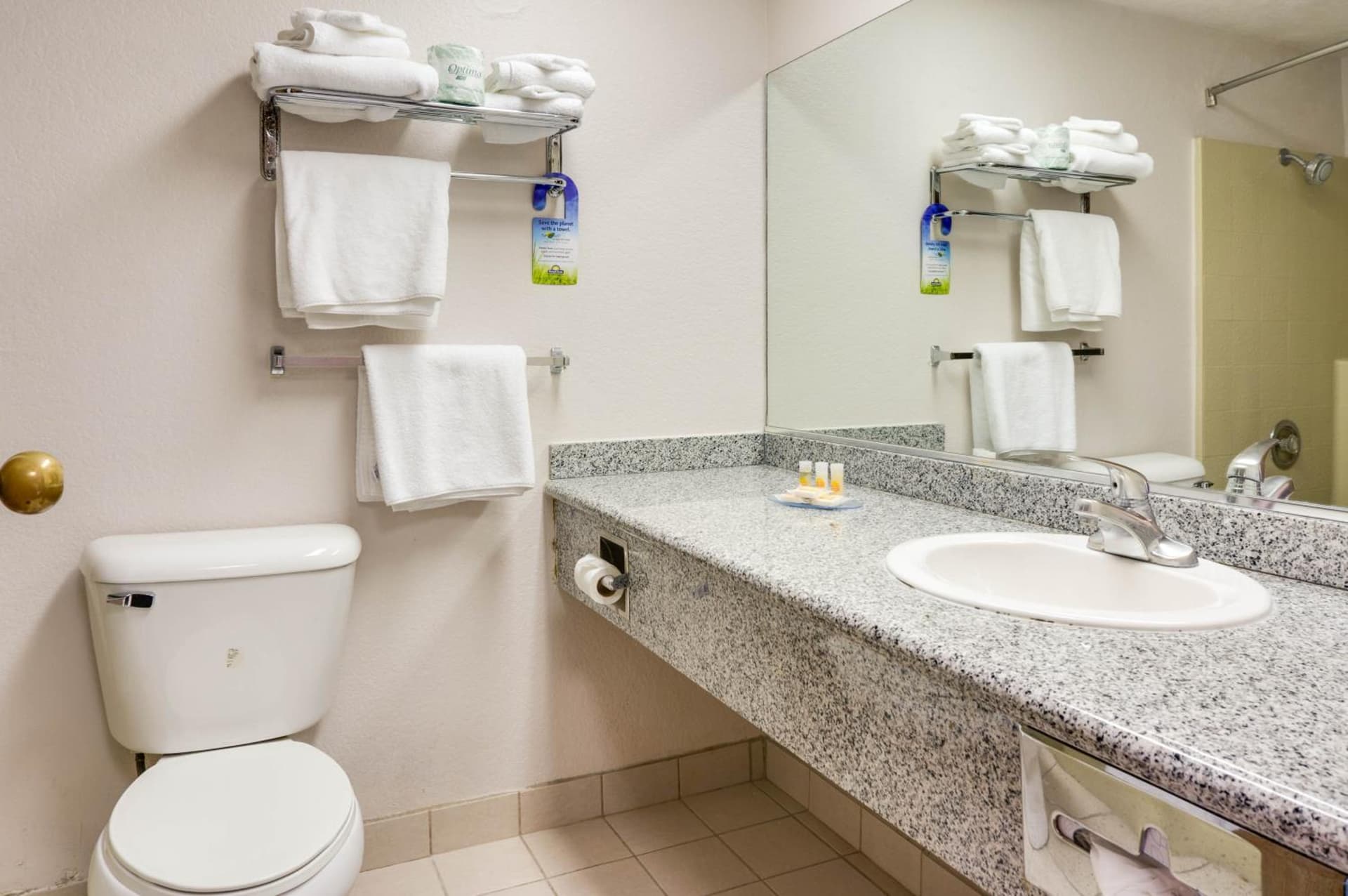Days Inn & Suites by Wyndham Fullerton gallery photo in Fullerton, CA — image 16