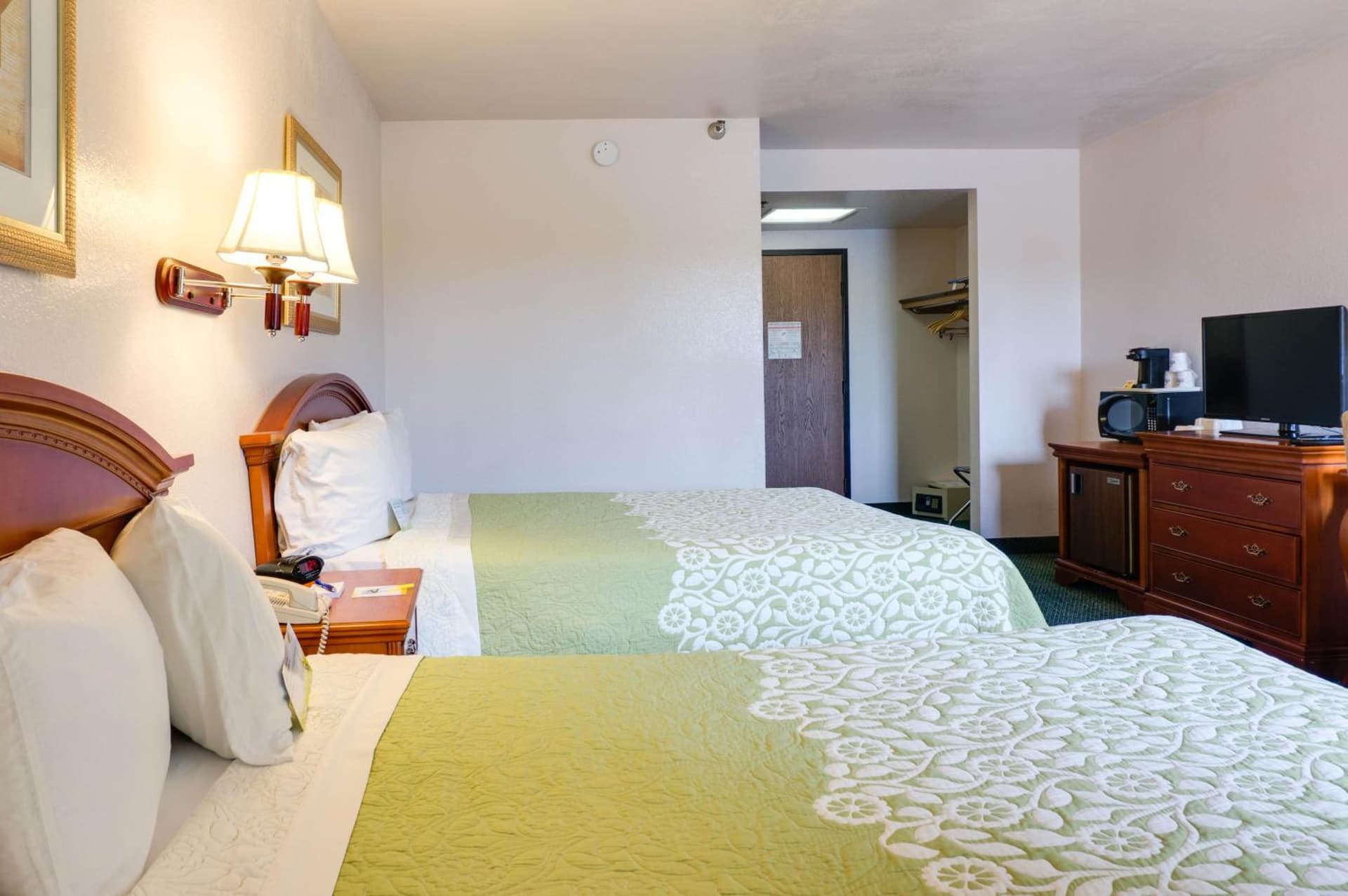 Days Inn & Suites by Wyndham Fullerton gallery photo in Fullerton, CA — image 21