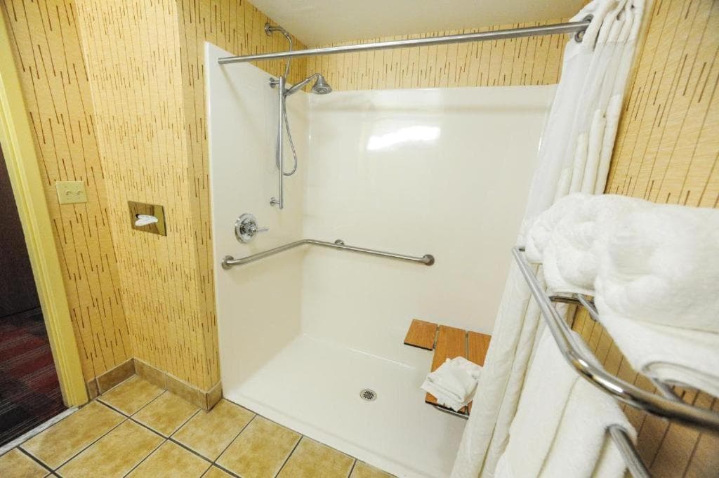 Holiday Inn Express Hotel & Suites Bowling Green by IHG gallery photo in Bowling Green, OH — image 18