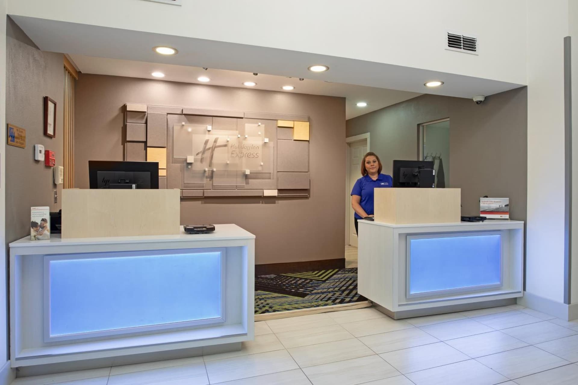 Holiday Inn Express Yreka-Shasta Area by IHG interior in Yreka, CA — gallery photo 2