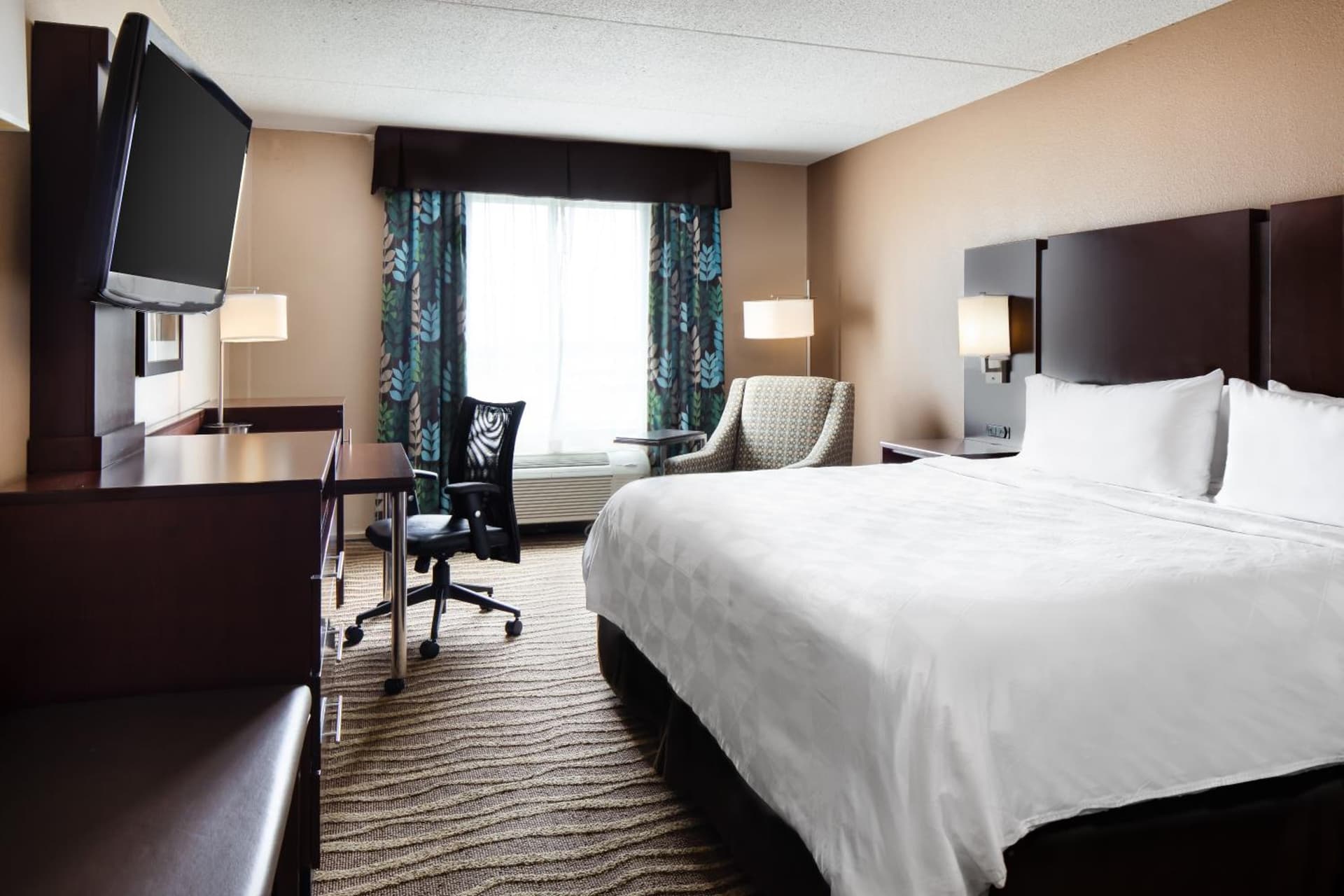 Holiday Inn Hotel & Suites Overland Park-West by IHG interior in Overland Park, KS — gallery photo 2
