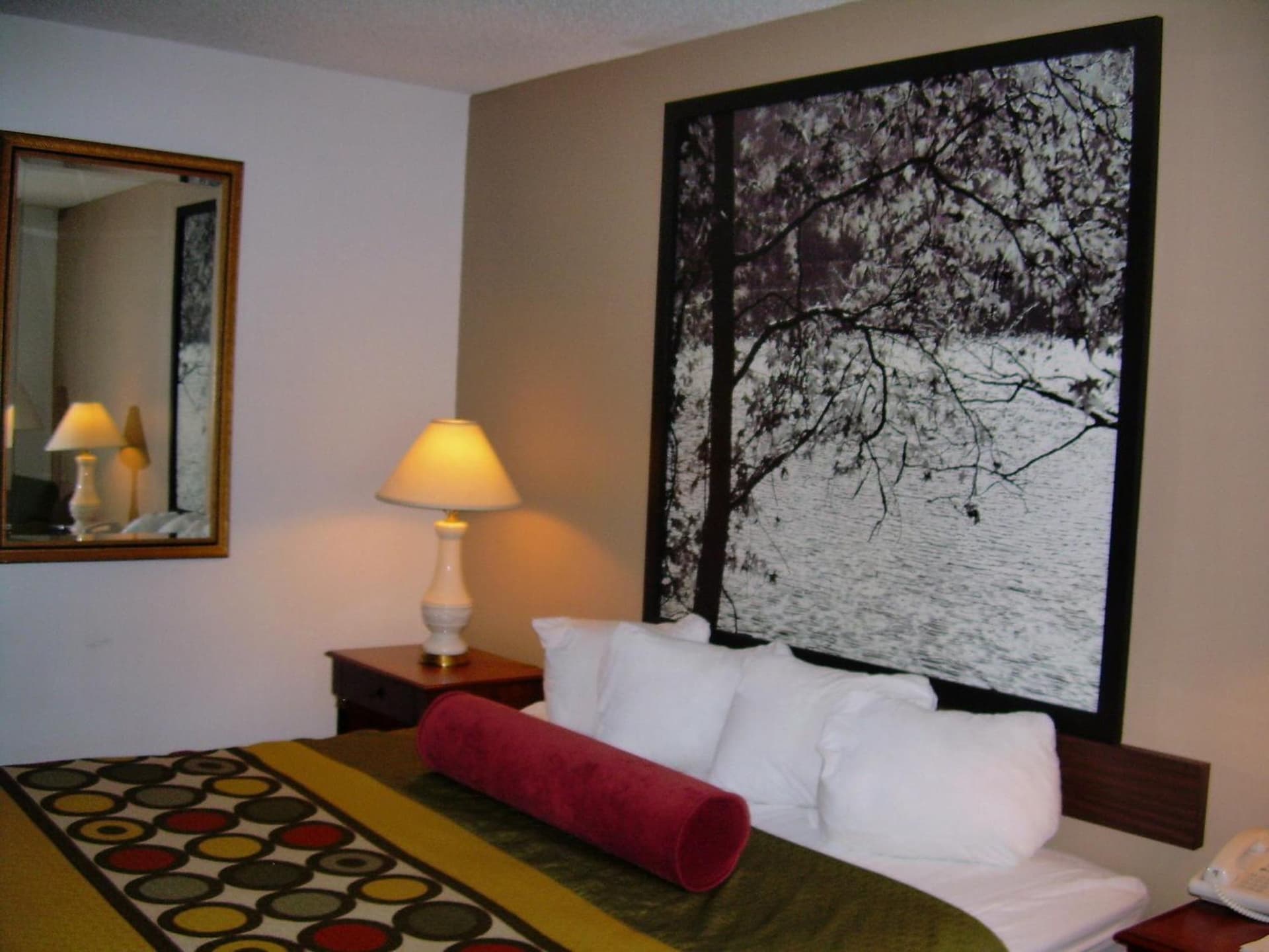 Super 8 by Wyndham Milwaukee Airport gallery photo in Milwaukee, WI — image 36