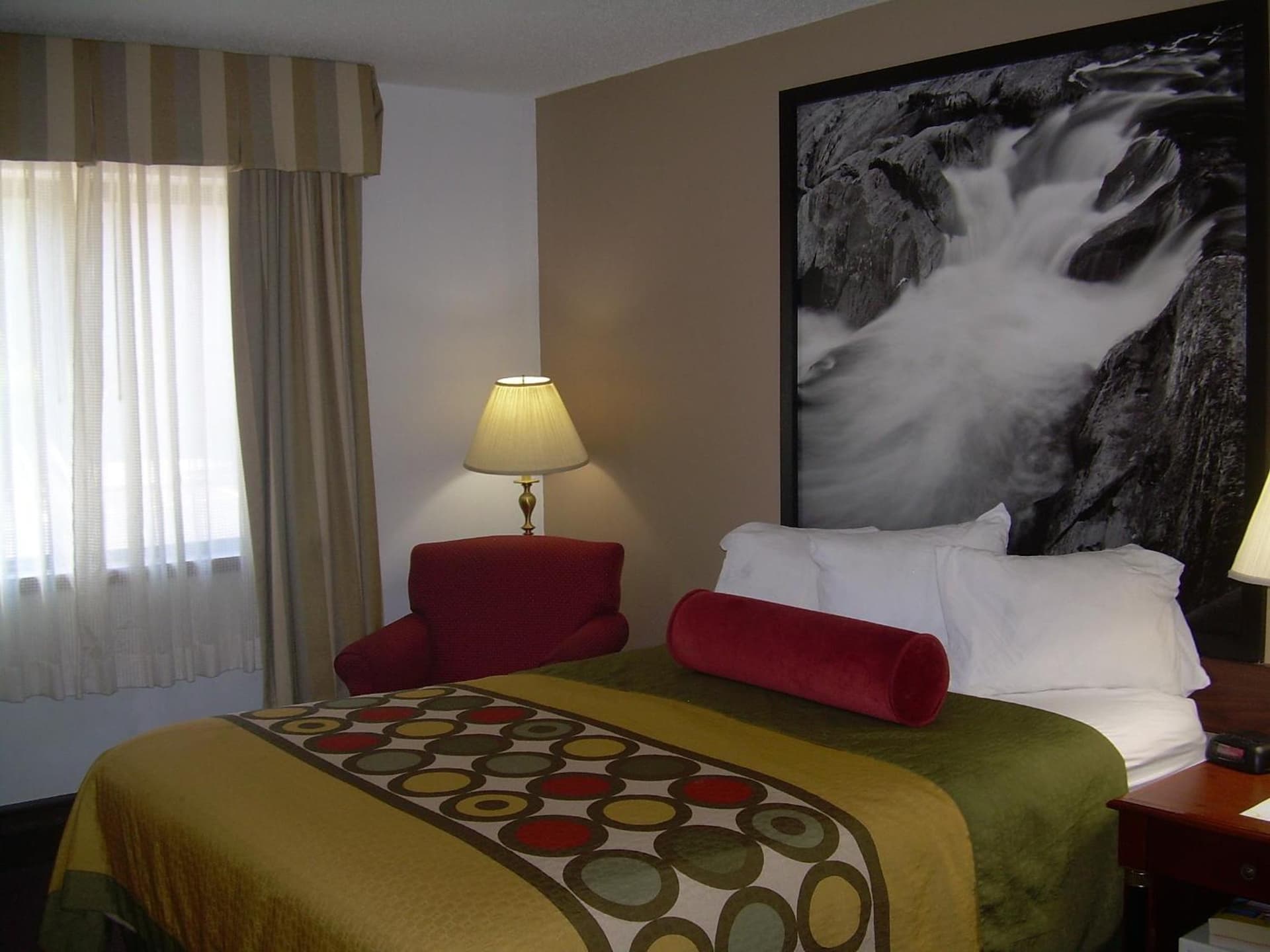 Super 8 by Wyndham Milwaukee Airport gallery photo in Milwaukee, WI — image 52