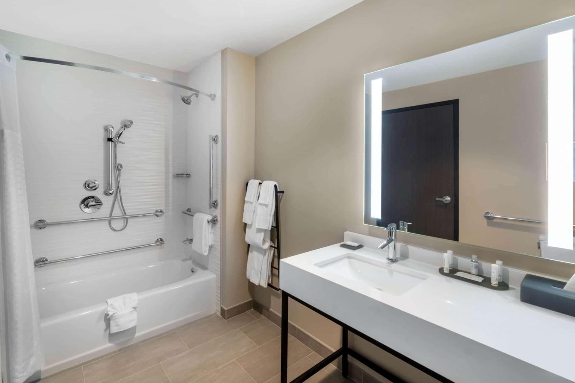 La Quinta Inn & Suites by Wyndham Nashville Downtown Stadium gallery photo in Nashville, TN — image 13