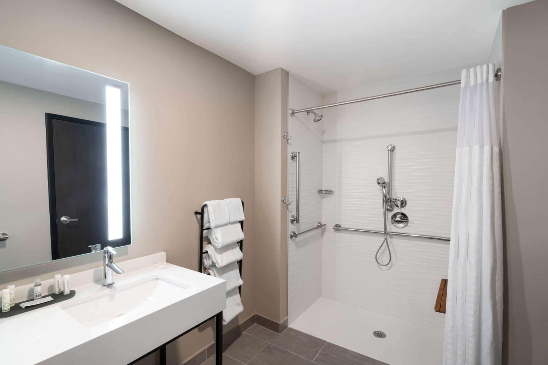 La Quinta Inn & Suites by Wyndham Nashville Downtown Stadium gallery photo in Nashville, TN — image 67
