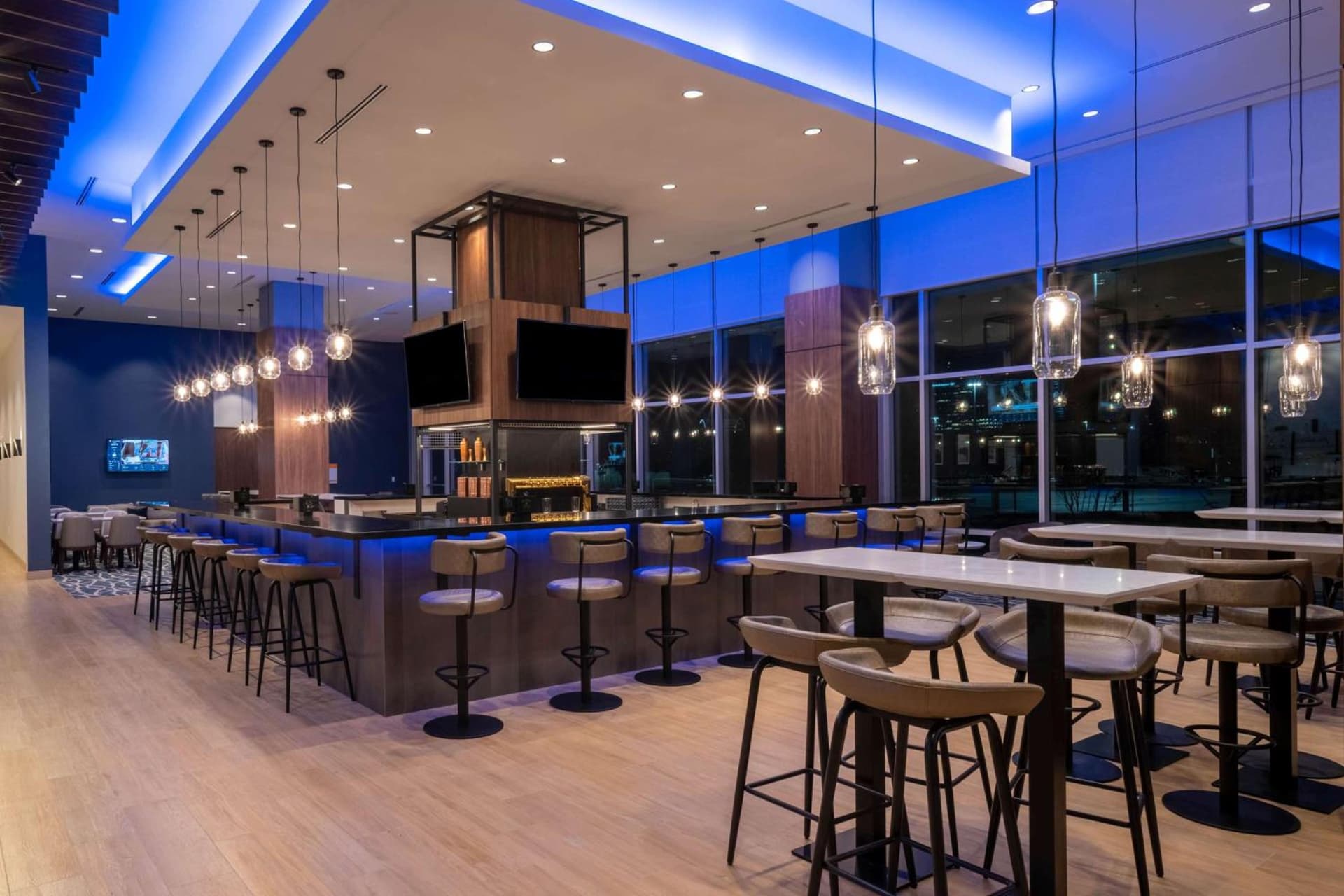 La Quinta Inn & Suites by Wyndham Nashville Downtown Stadium gallery photo in Nashville, TN — image 5