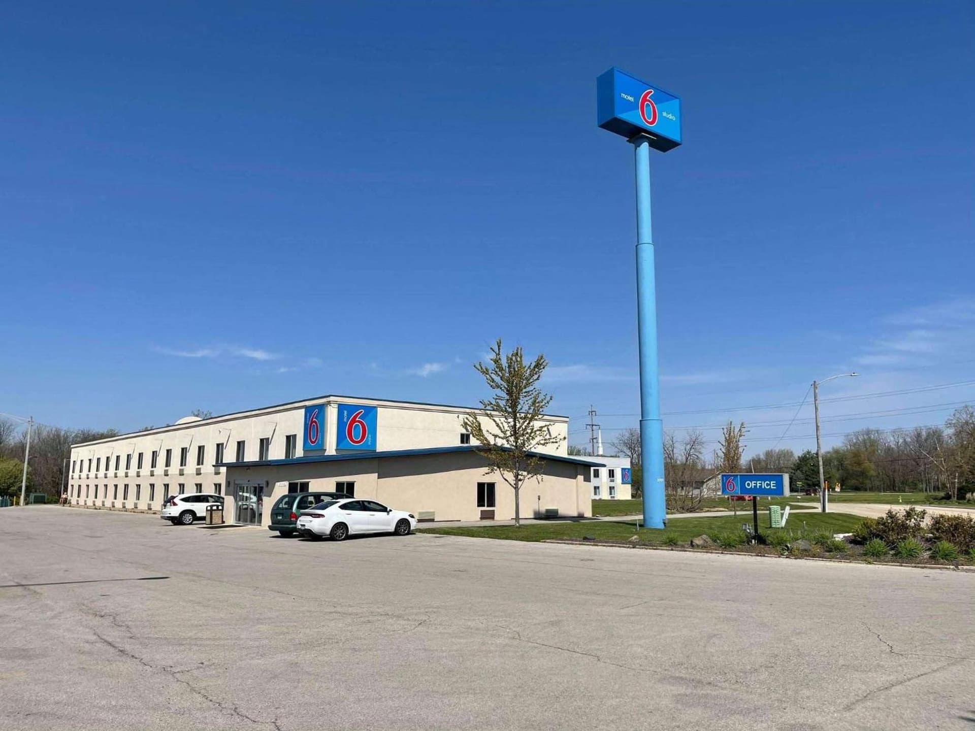 Studio 6 Peoria IL featured exterior or lobby in Peoria, IL — similar hotel