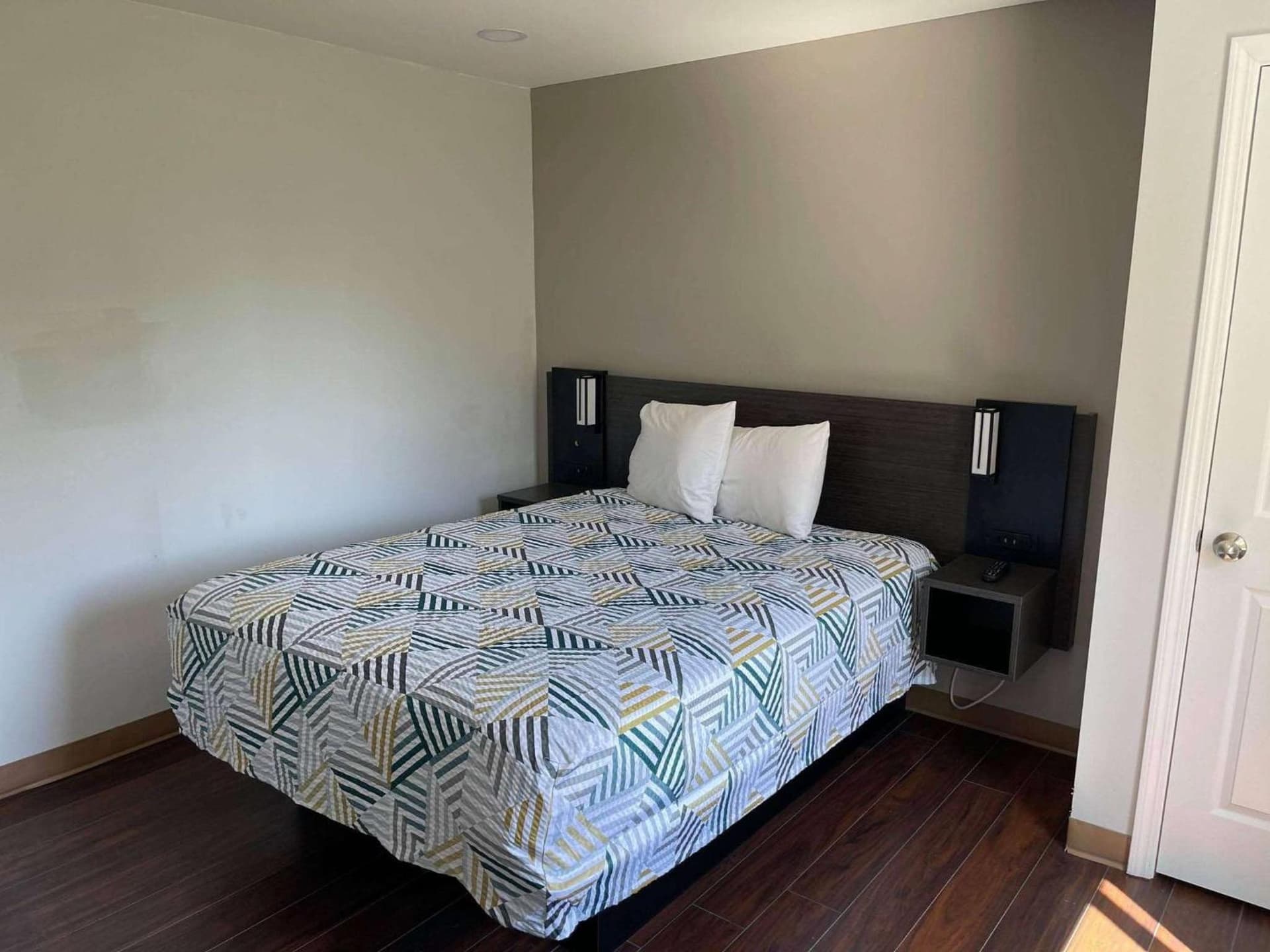 Studio 6 Peoria IL property views in Peoria, IL — gallery photo 3