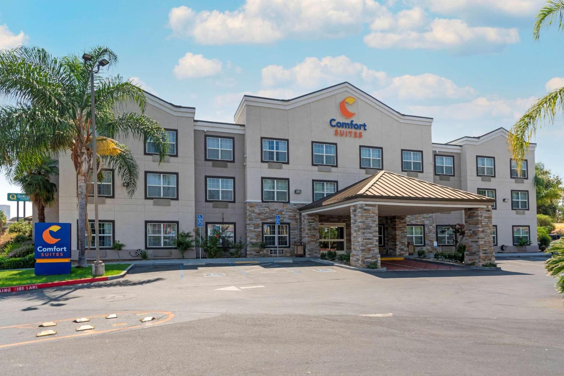 Comfort Suites Downtown Sacramento interior in Sacramento, CA — gallery photo 2