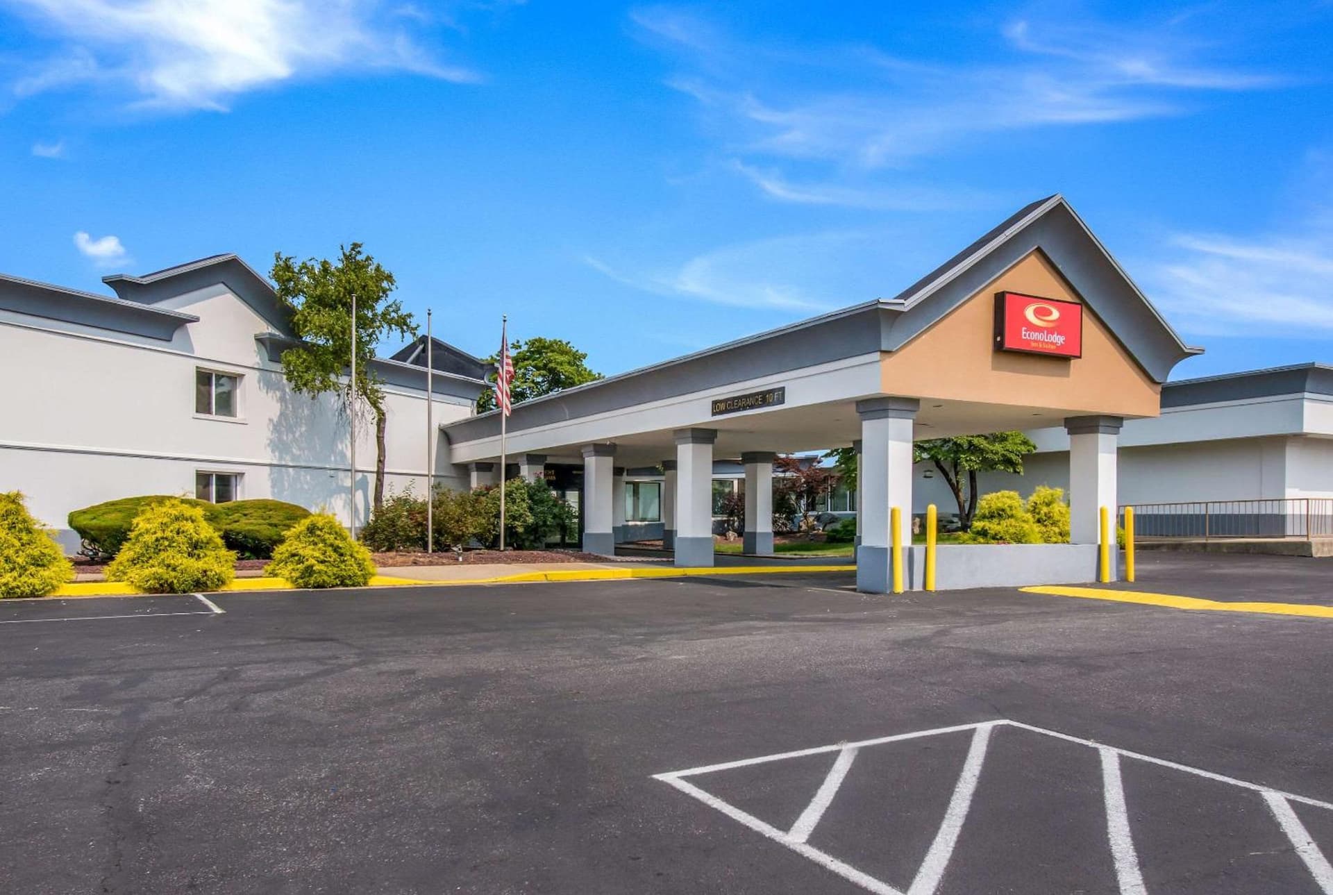 Econo Lodge Inn & Suites Chambersburg Central interior in Chambersburg, PA — gallery photo 2