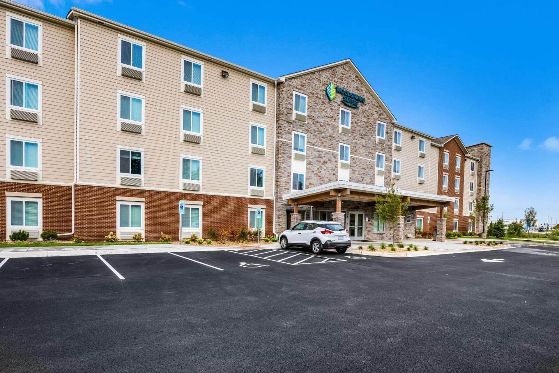 WoodSpring Suites Elgin - Chicago interior in Elgin, IL — gallery photo 2