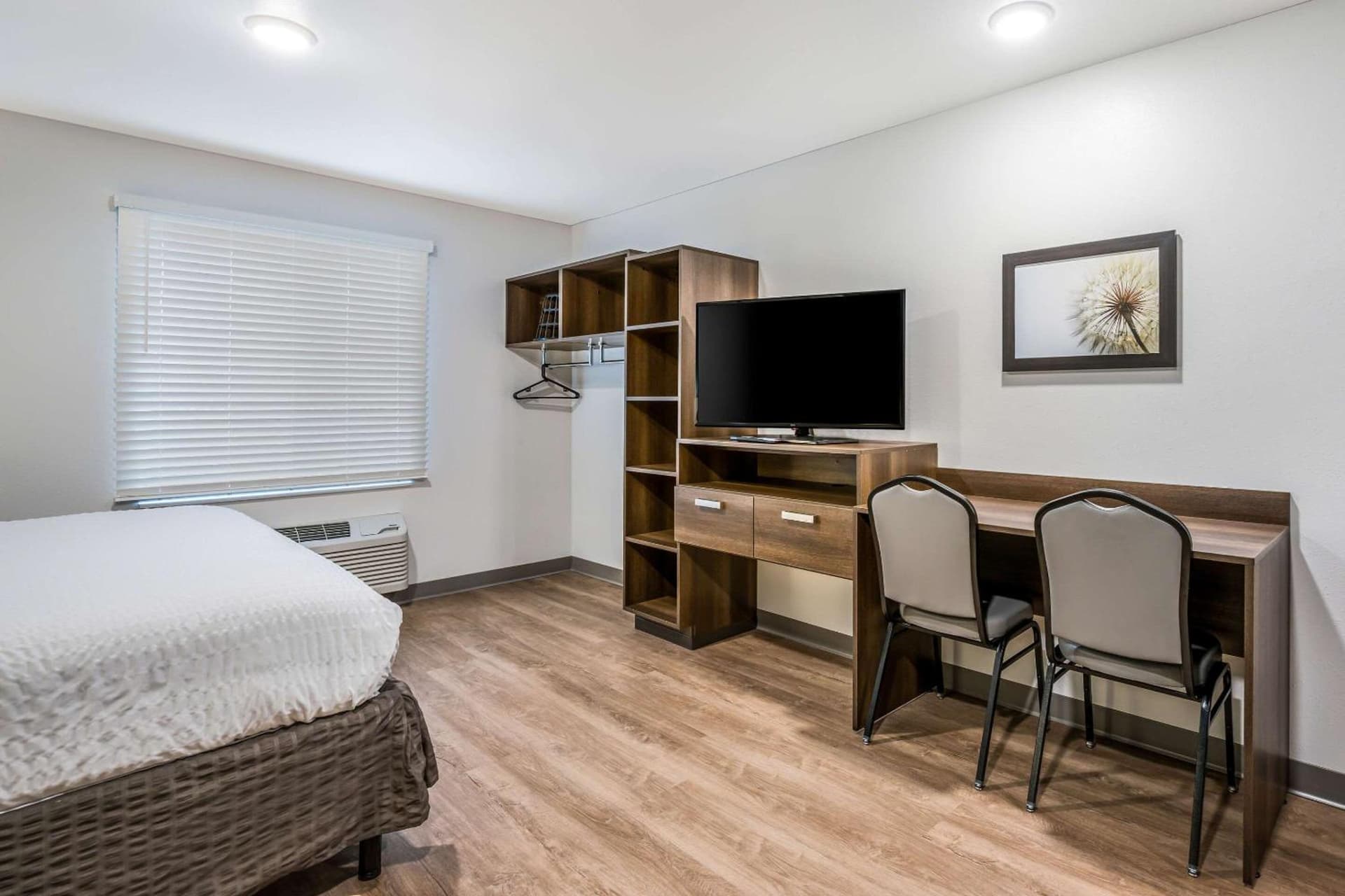 WoodSpring Suites Elgin - Chicago gallery photo in Elgin, IL — image 8